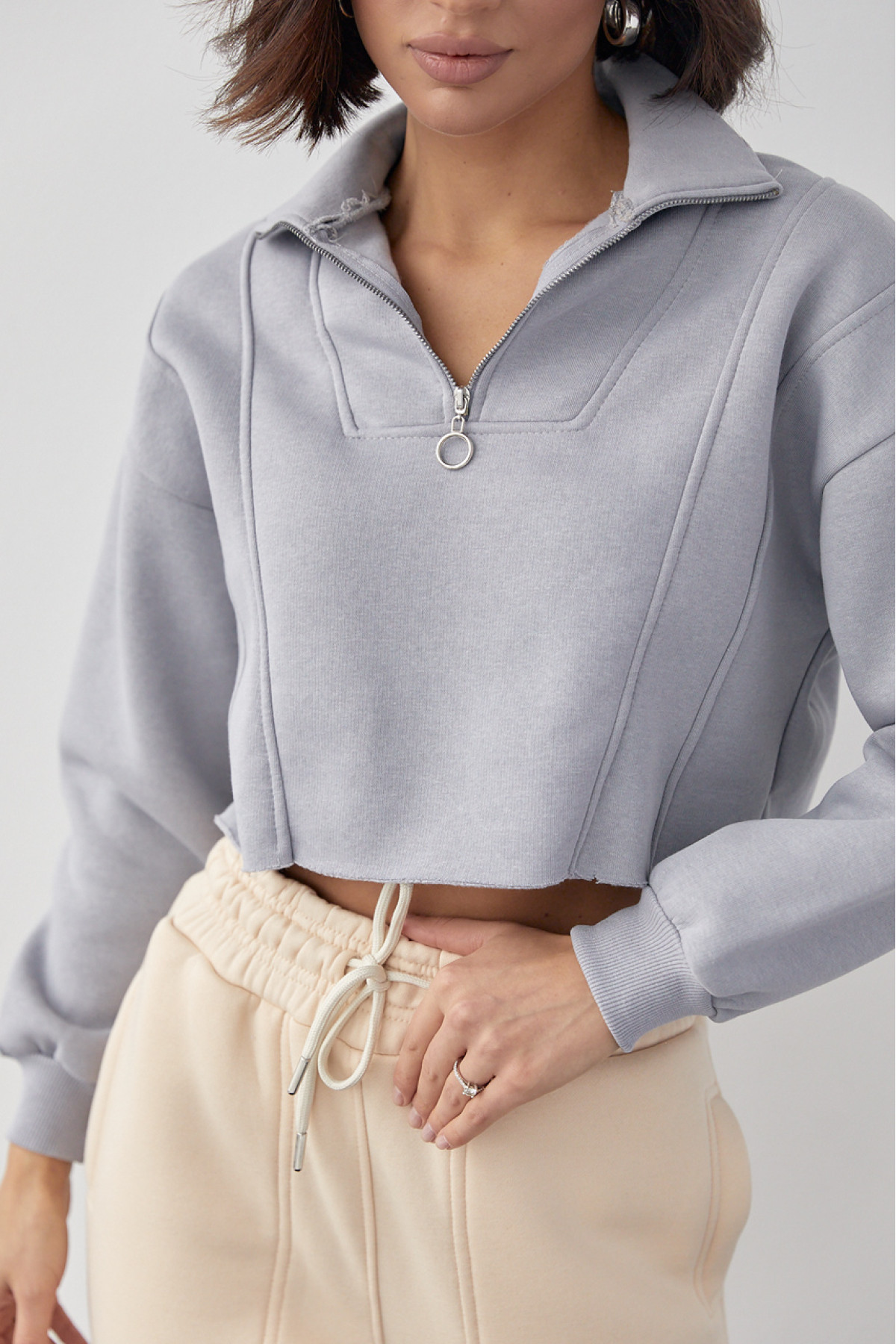 Короткий жіночий світшот із блискавкою на горловині  сірий колір