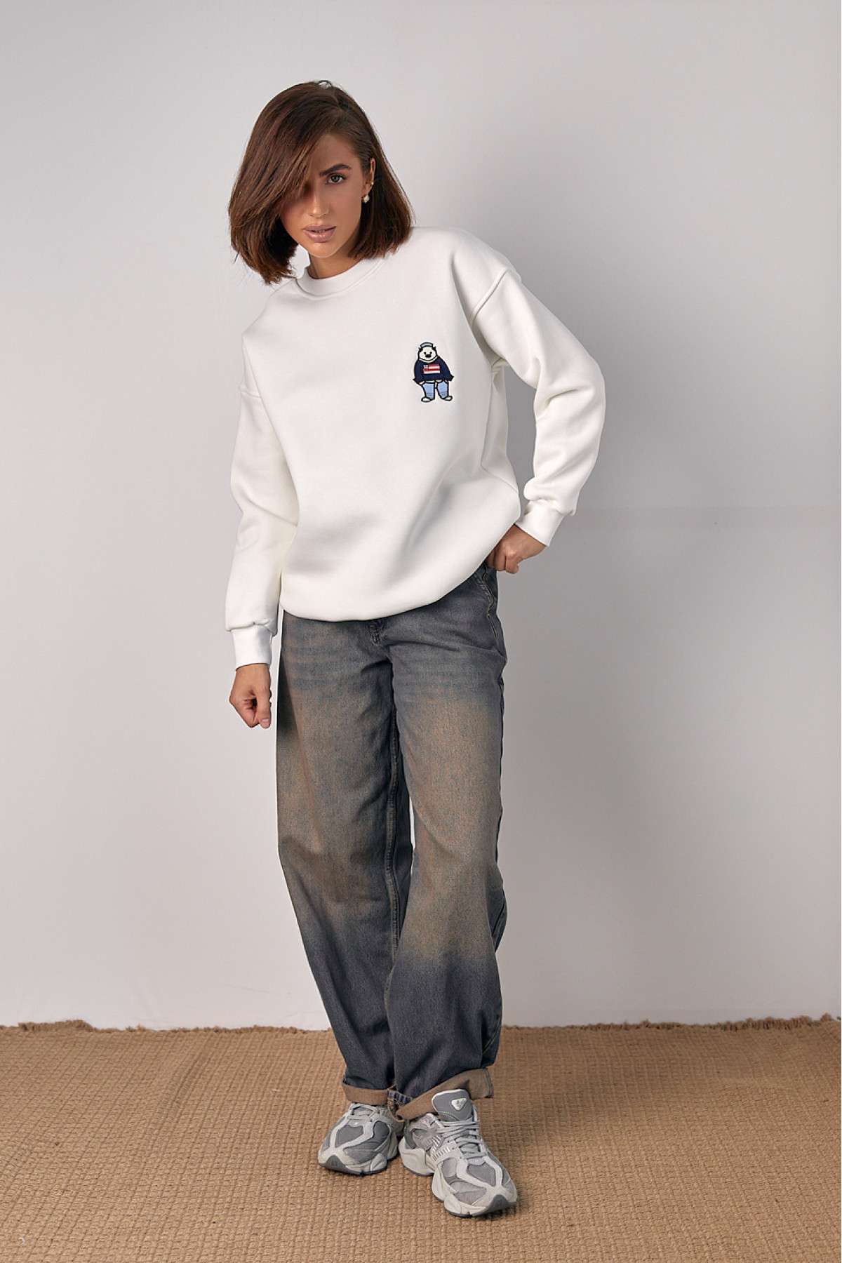 Теплий трикотажний світшот із вишитою пандою  молочний колір