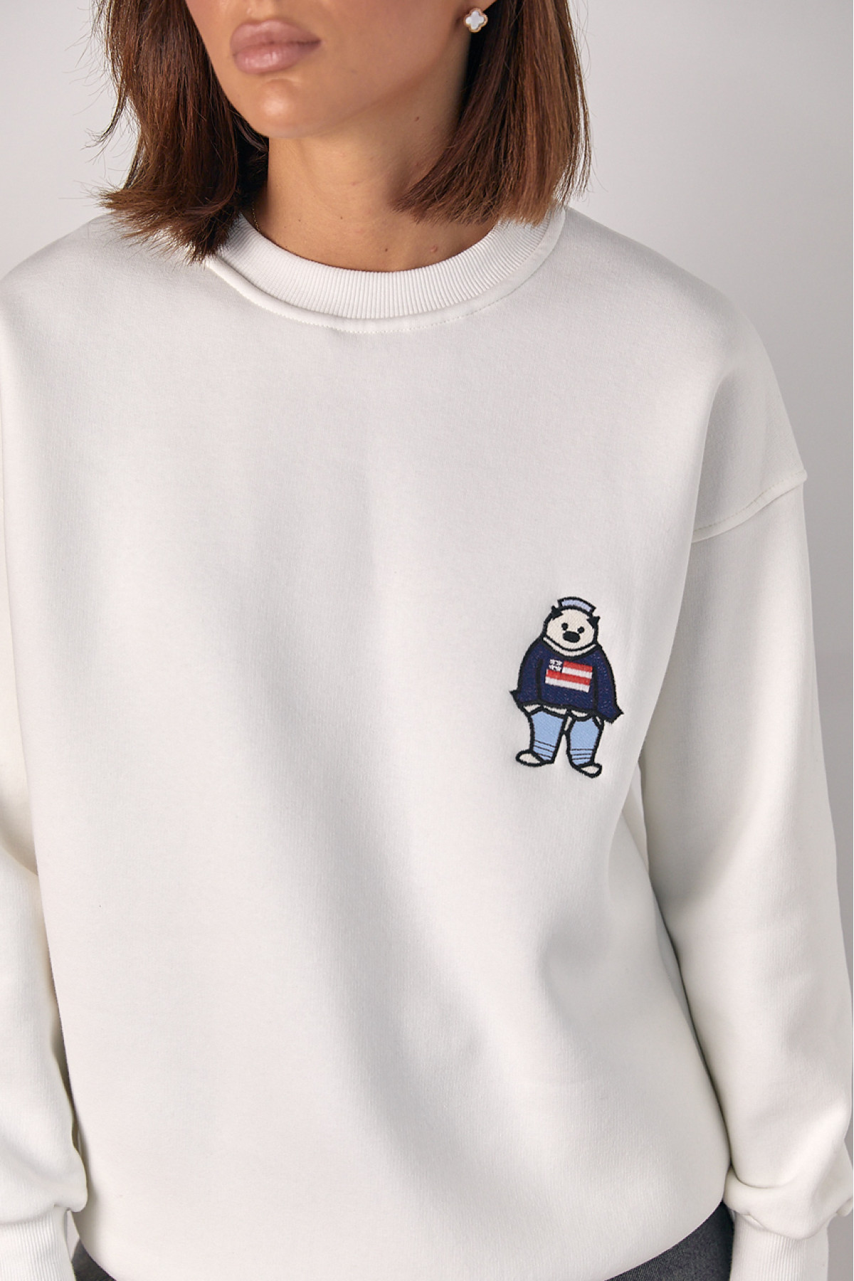 Теплий трикотажний світшот із вишитою пандою  молочний колір