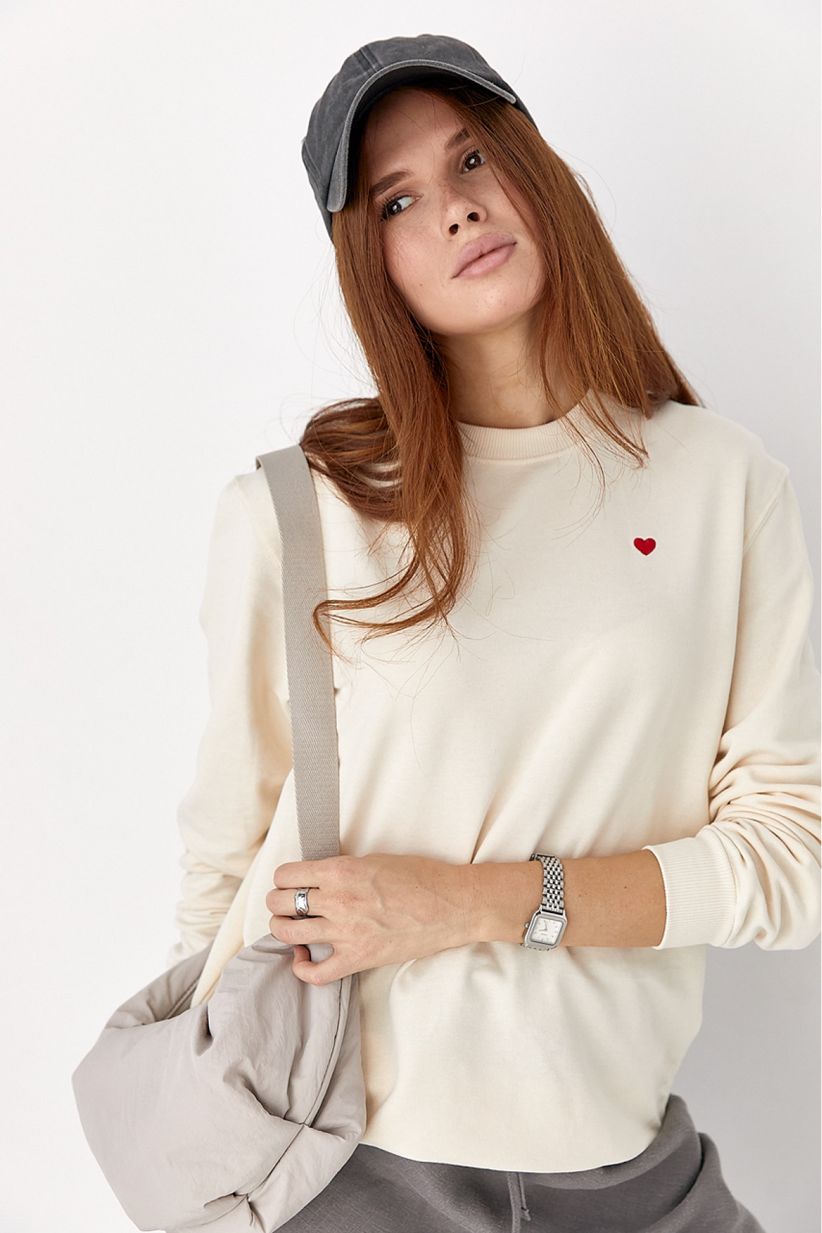 Однотонний світшот із сердечком  кремовий колір