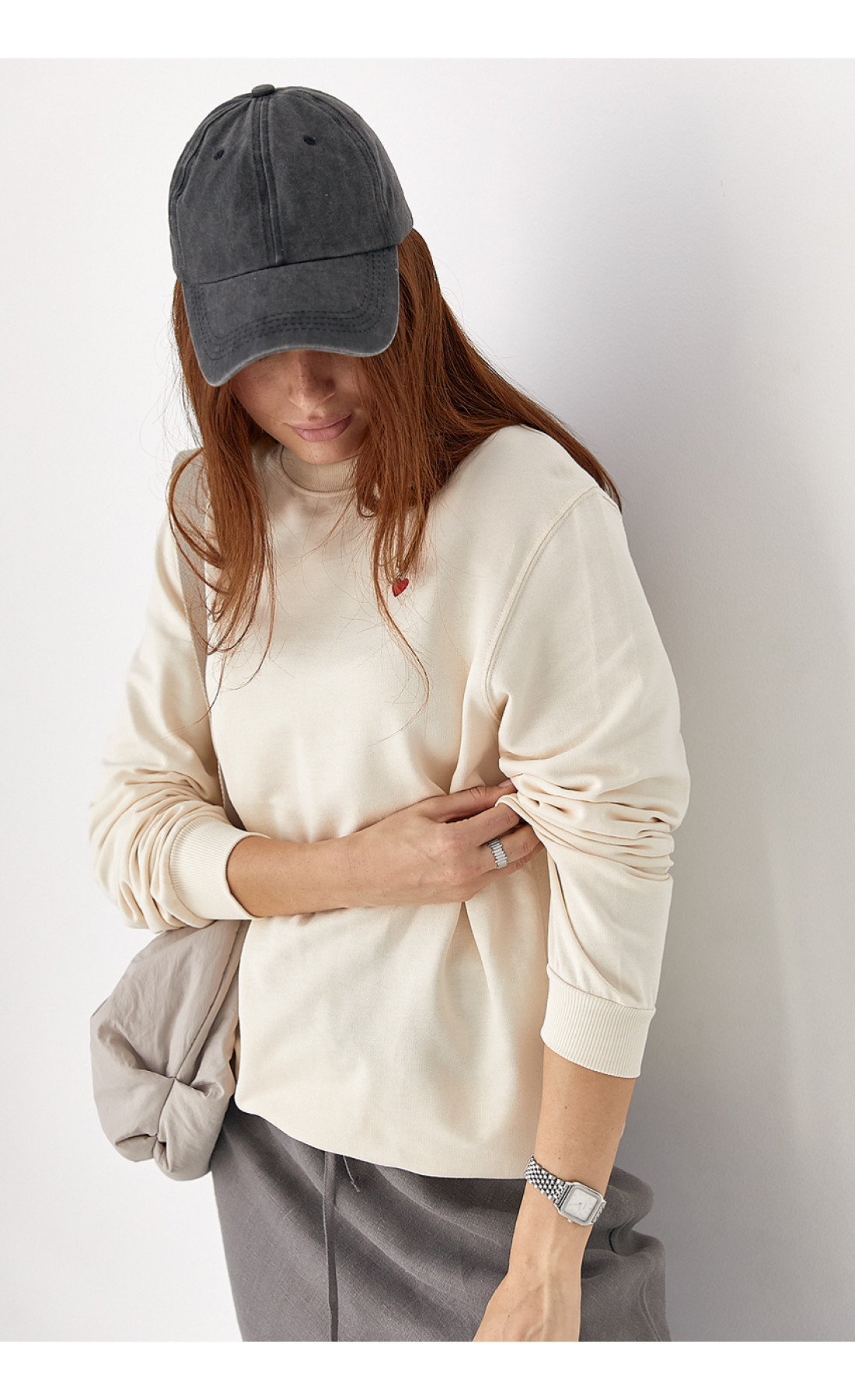 Однотонний світшот із сердечком  кремовий колір