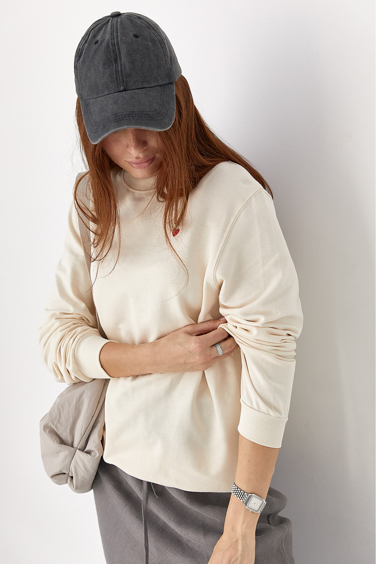 Однотонний світшот із сердечком  кремовий колір