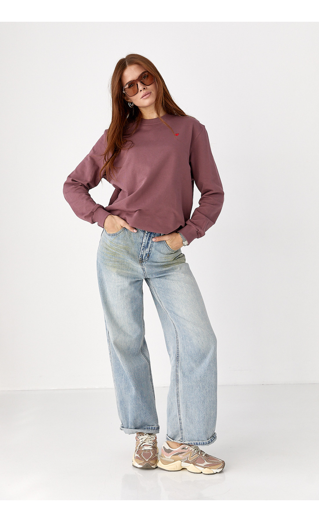 Однотонний світшот із сердечком  бордо колір