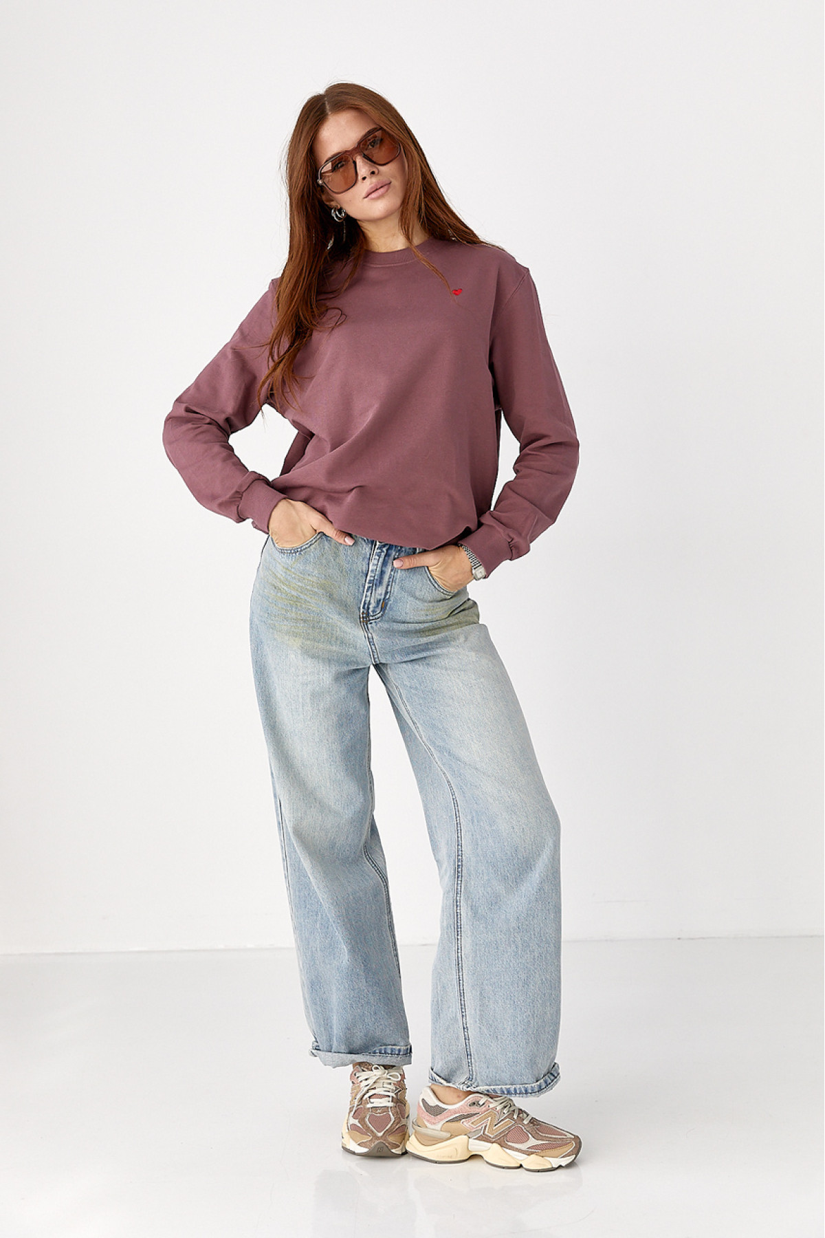 Однотонний світшот із сердечком  бордо колір