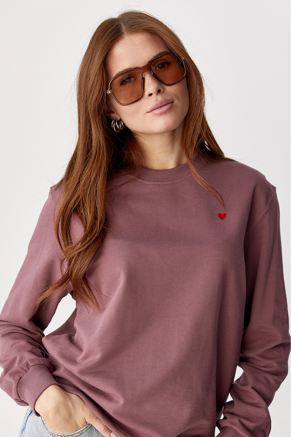 Однотонний світшот із сердечком  бордо колір