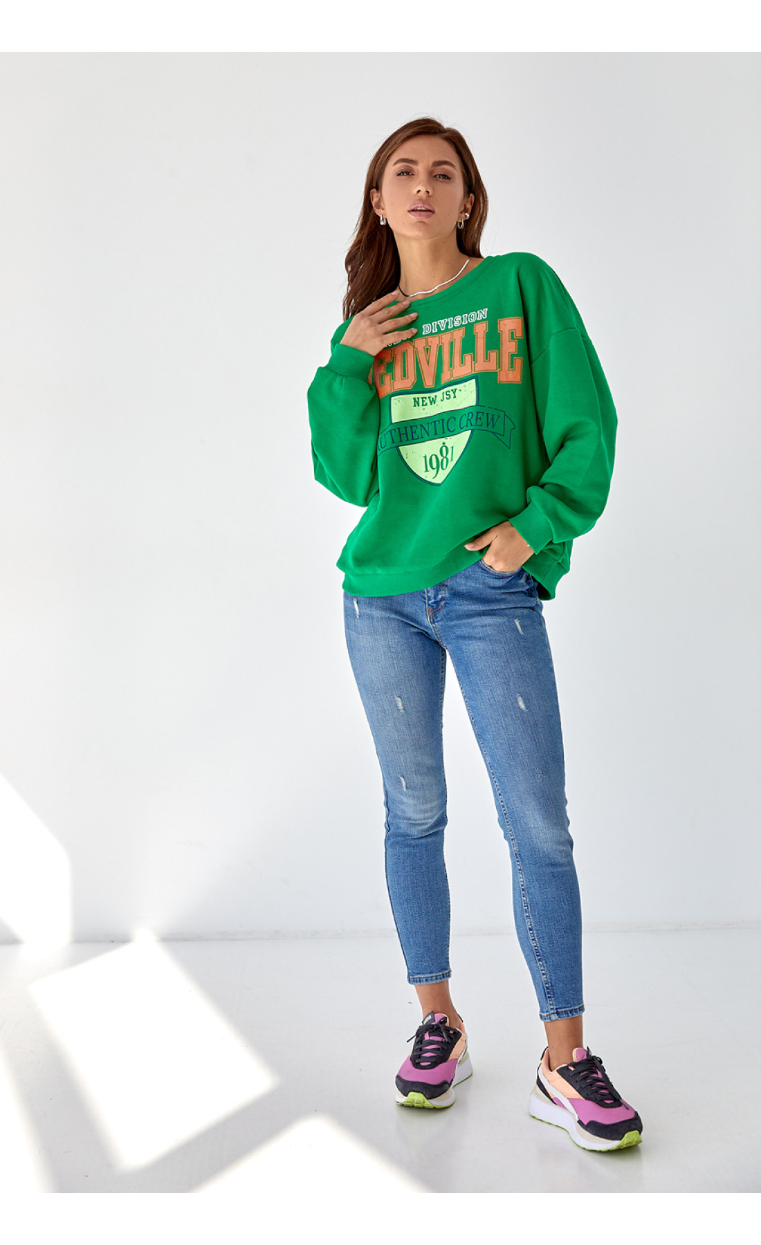 Жіночий трикотажний світшот з яскравим принтом  зелений колір