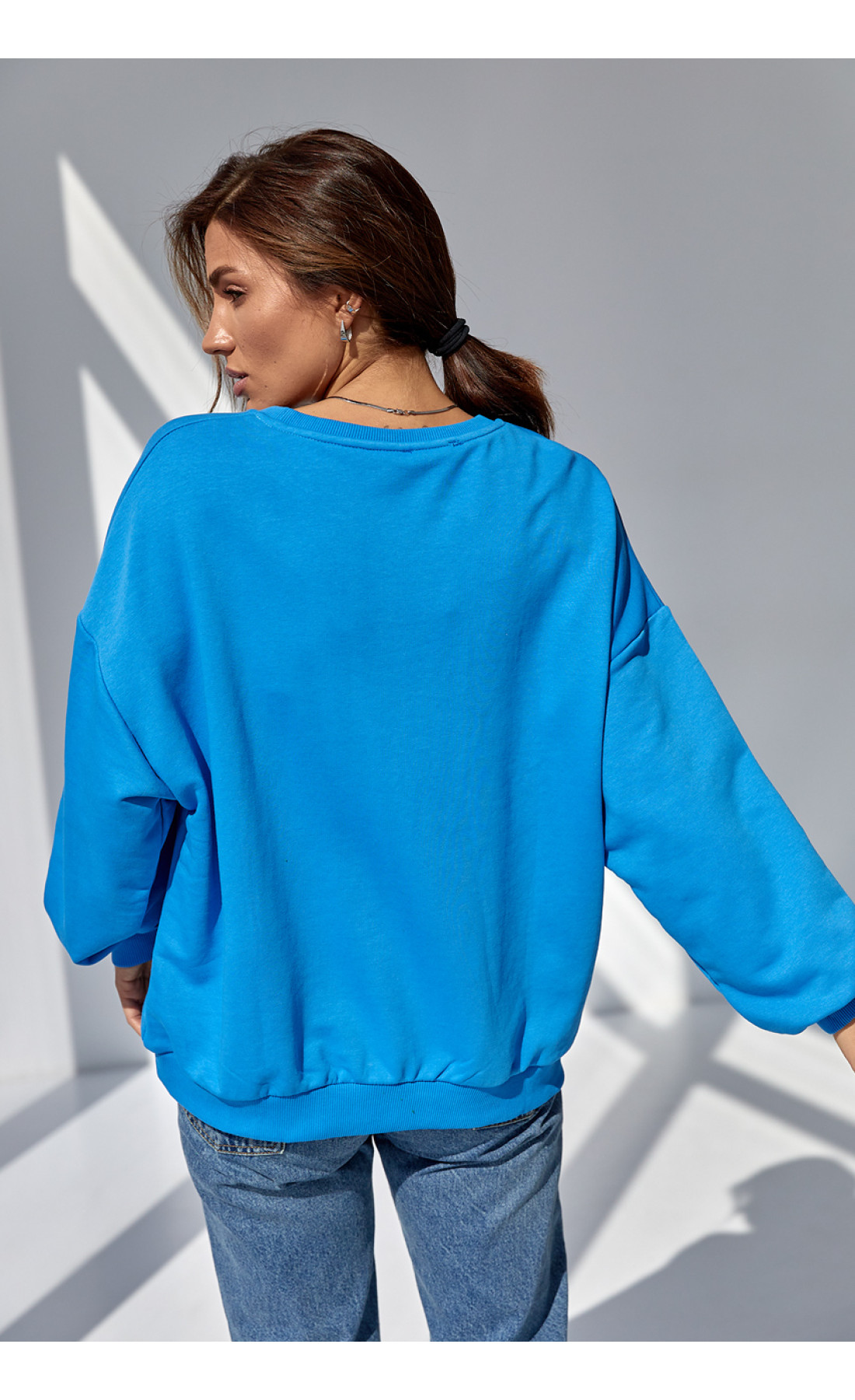 Жіночий трикотажний світшот з яскравим принтом  джинс колір