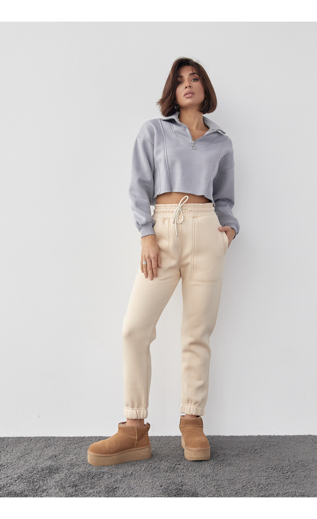 Короткий жіночий світшот із блискавкою на горловині  сірий колір