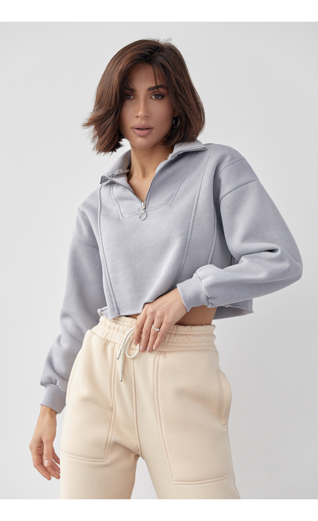 Короткий жіночий світшот із блискавкою на горловині  сірий колір