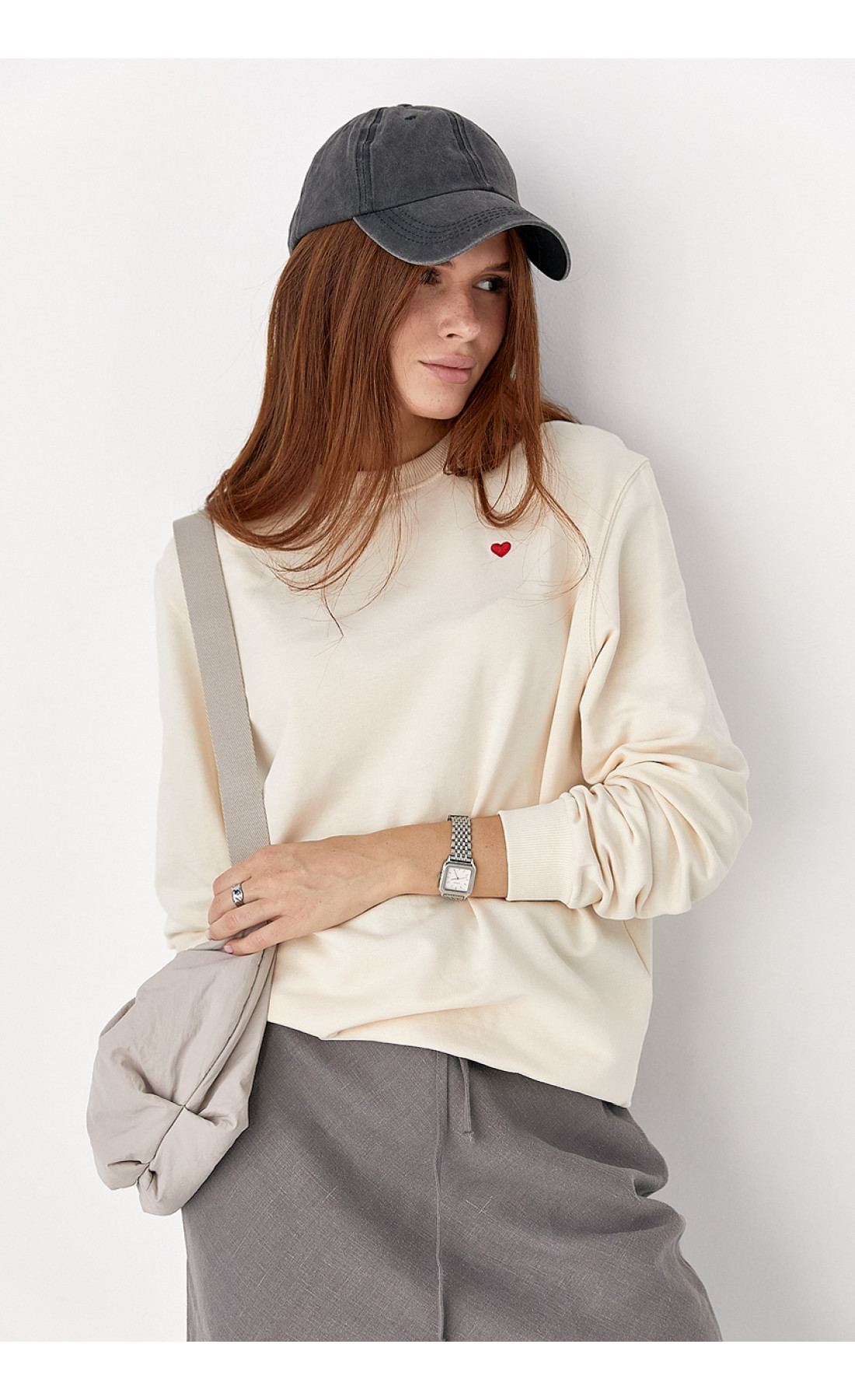 Однотонний світшот із сердечком  кремовий колір