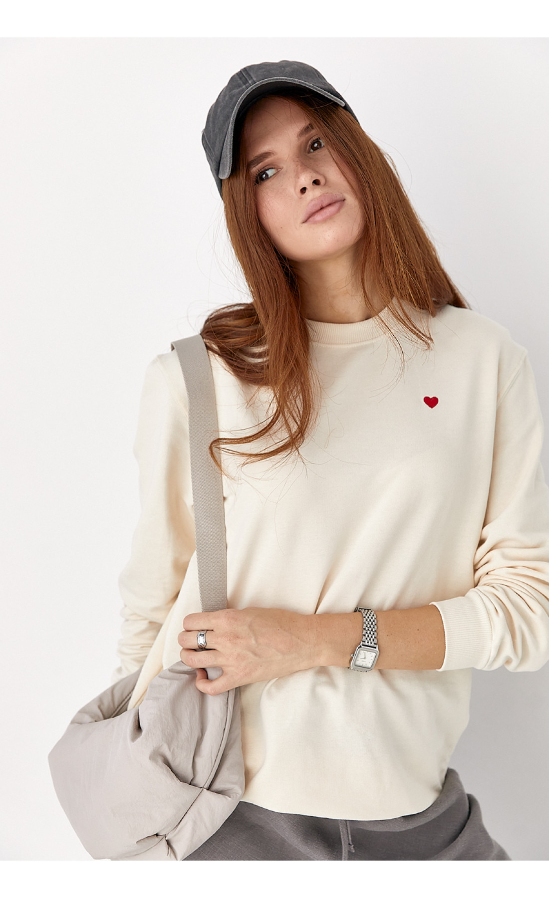 Однотонний світшот із сердечком  кремовий колір