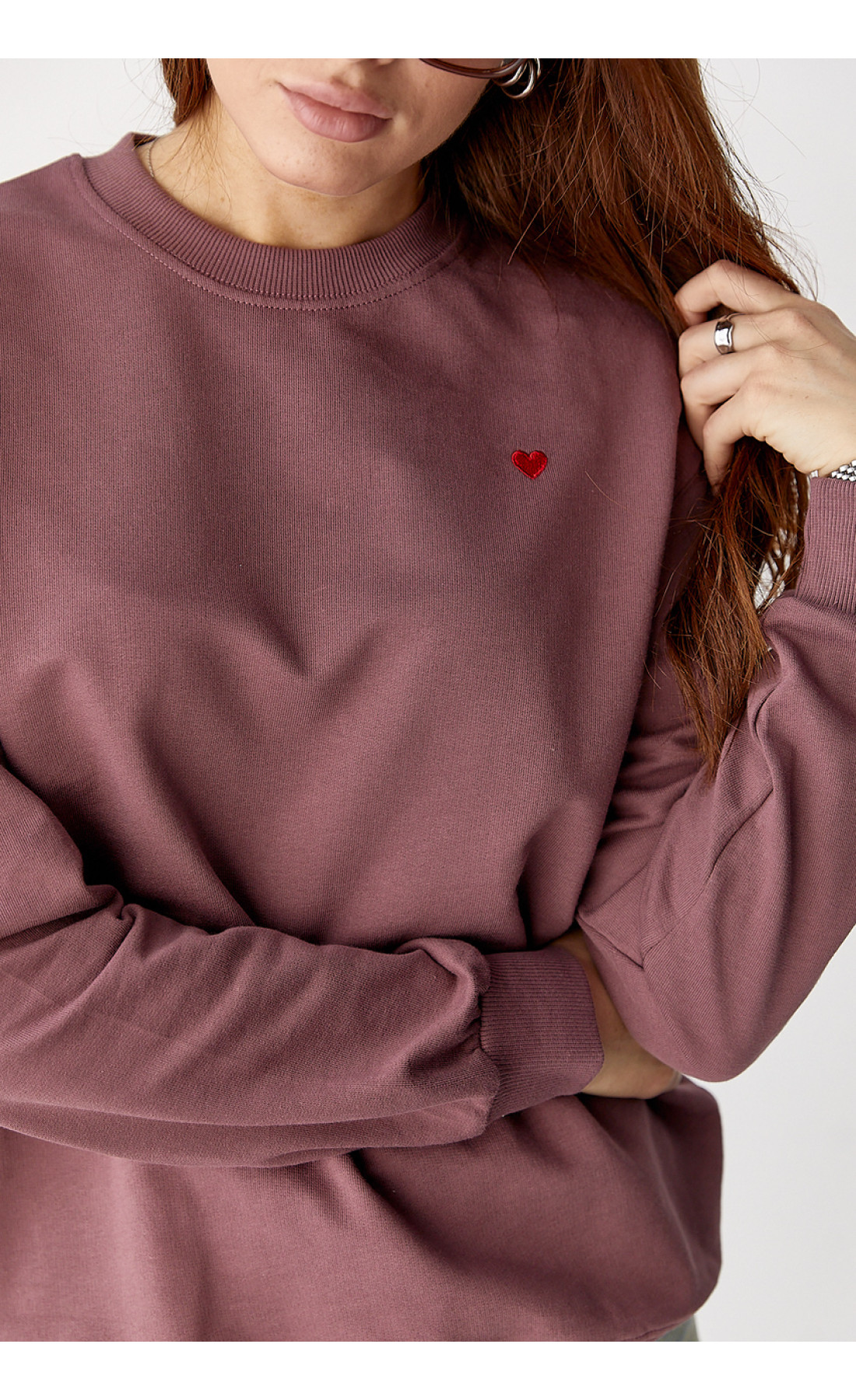 Однотонний світшот із сердечком  бордо колір