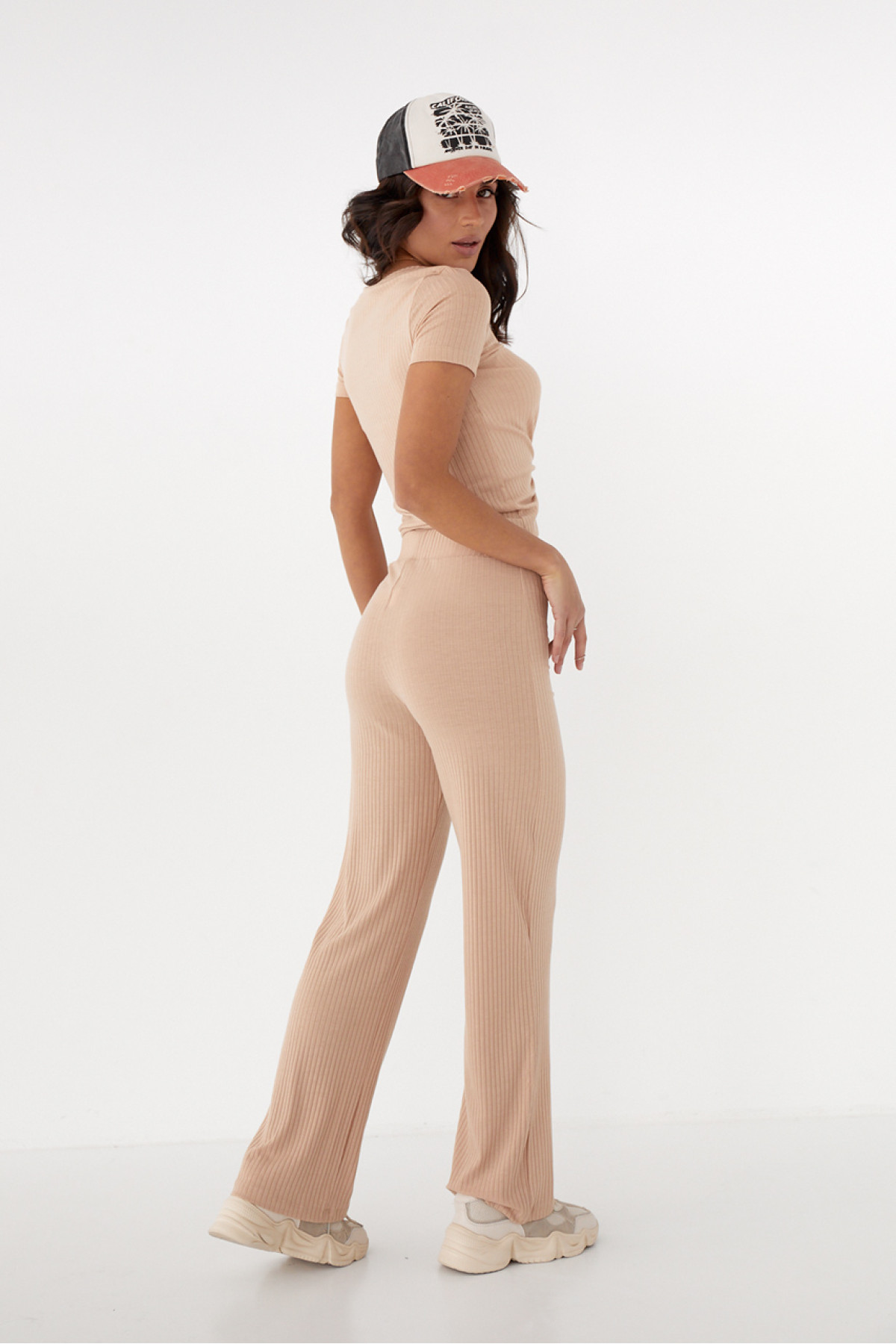 Трикотажний комплект з футболкою та широкими штанами Forstime  світлокоричневий колір