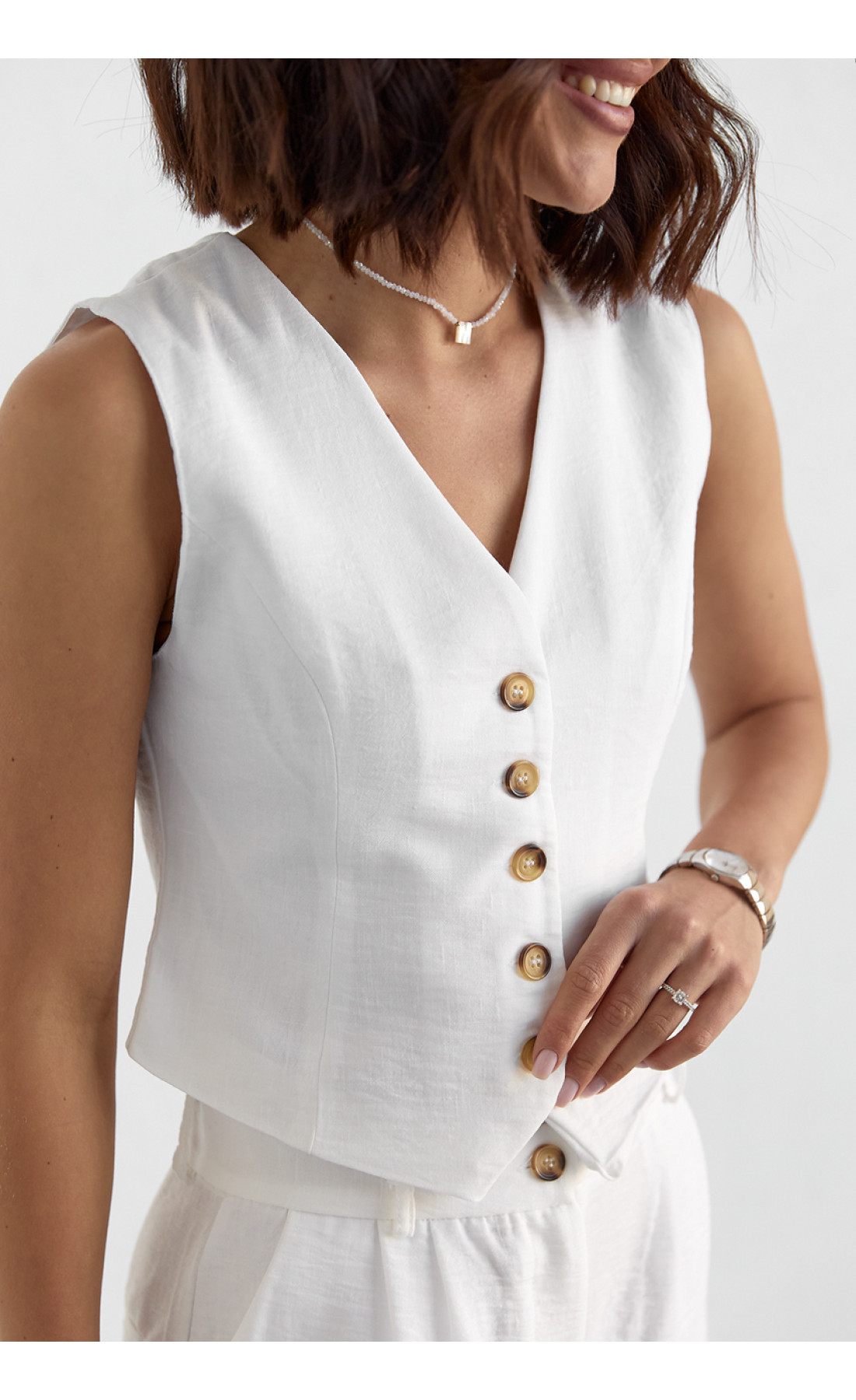 Жіночий брючний костюм із жилеткою  білий колір