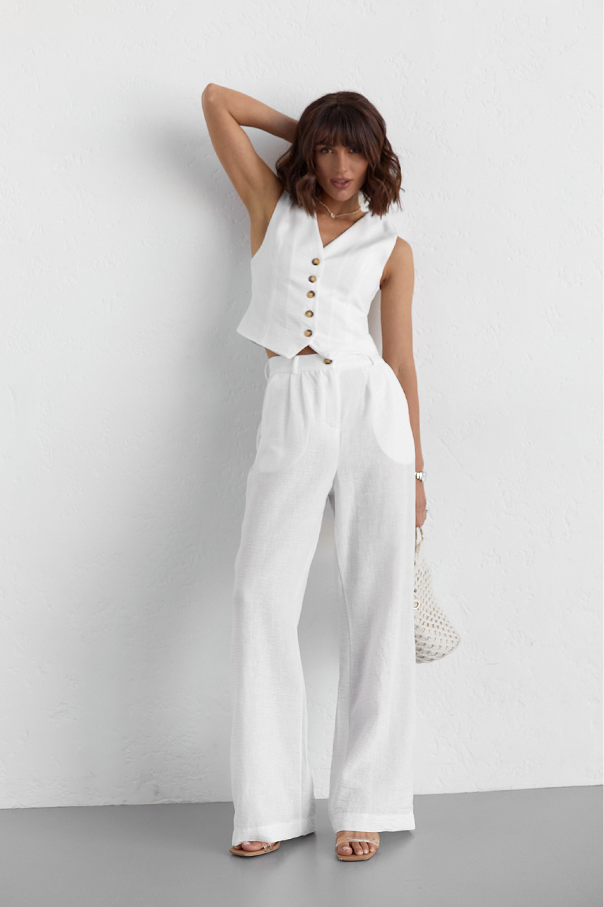 Жіночий брючний костюм із жилеткою  білий колір