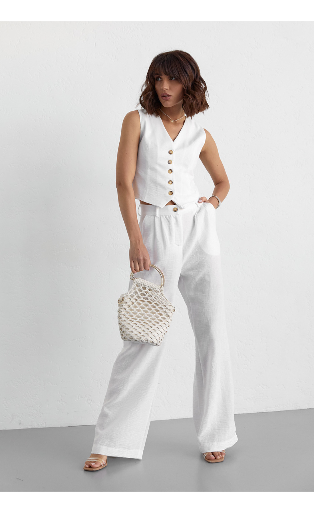 Жіночий брючний костюм із жилеткою  білий колір
