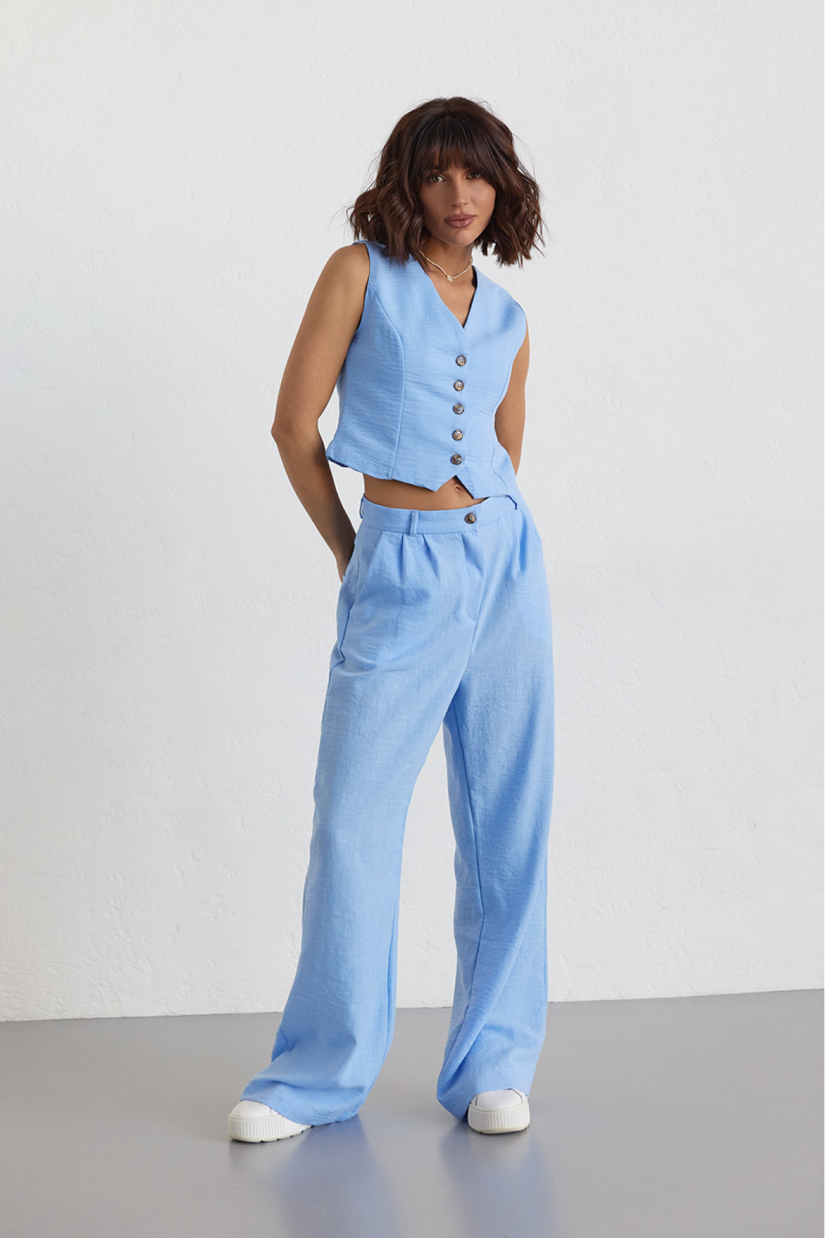 Жіночий брючний костюм із жилеткою  блакитний колір