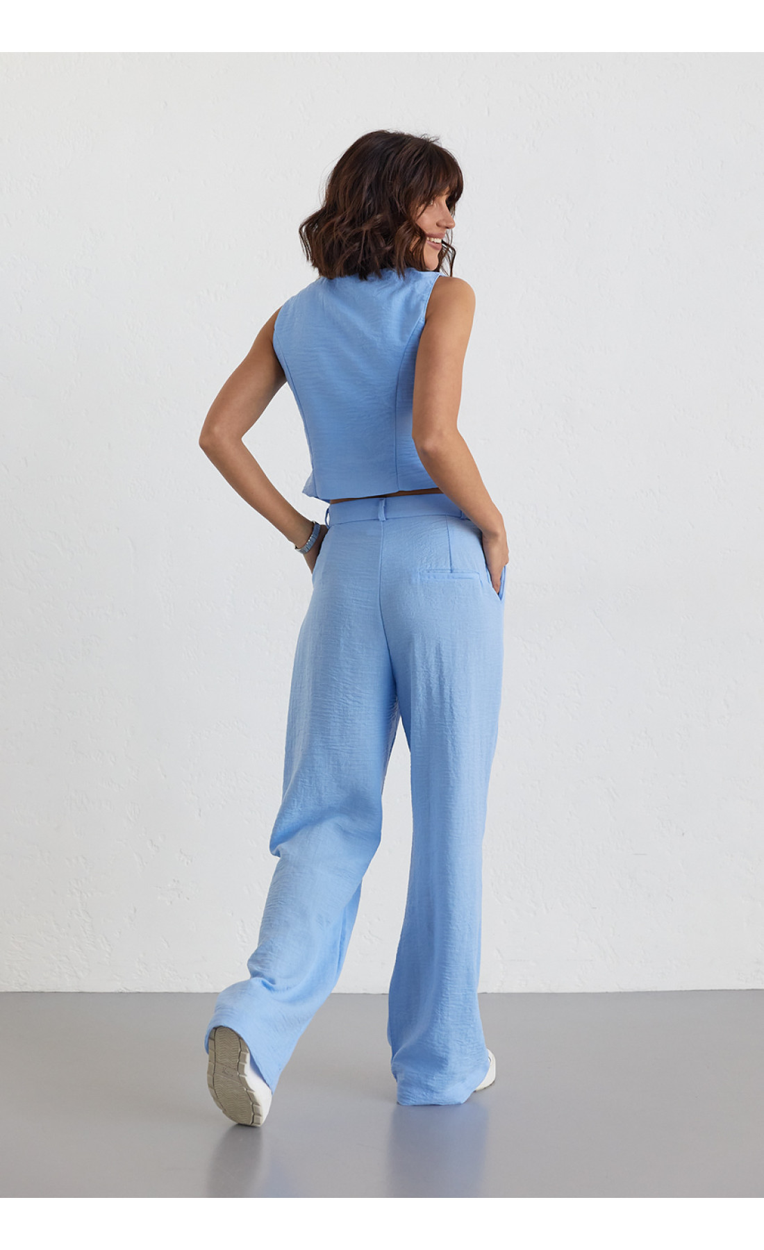 Жіночий брючний костюм із жилеткою  блакитний колір