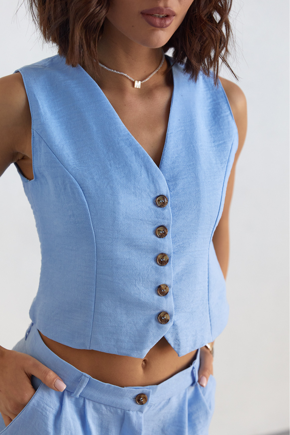 Жіночий брючний костюм із жилеткою  блакитний колір