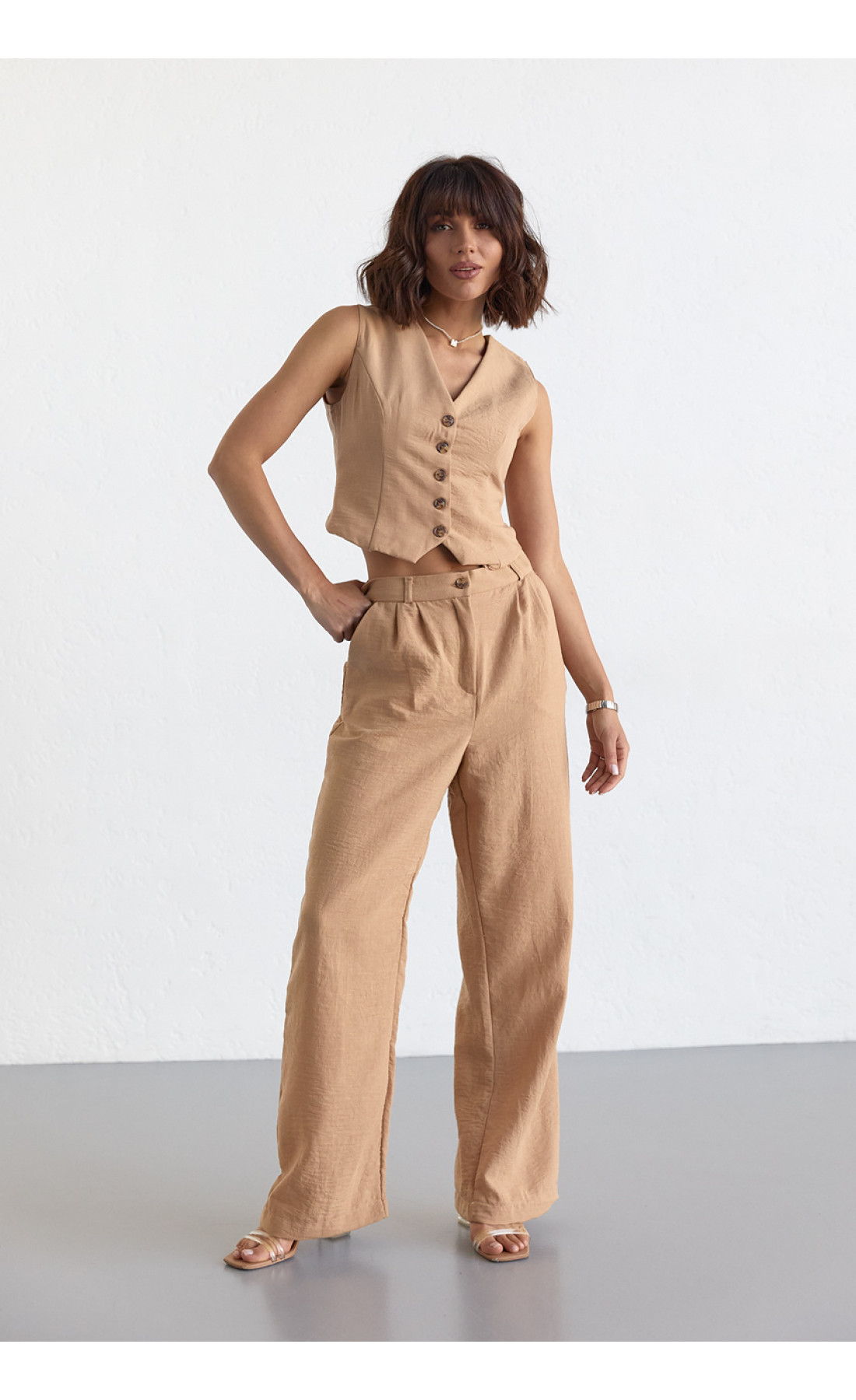 Жіночий брючний костюм із жилеткою  світлокоричневий колір