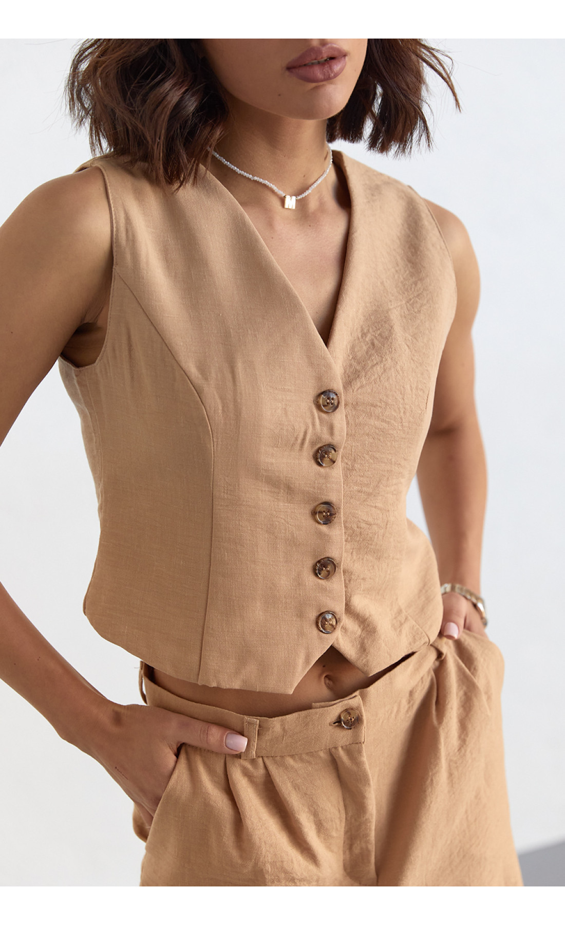 Жіночий брючний костюм із жилеткою  світлокоричневий колір