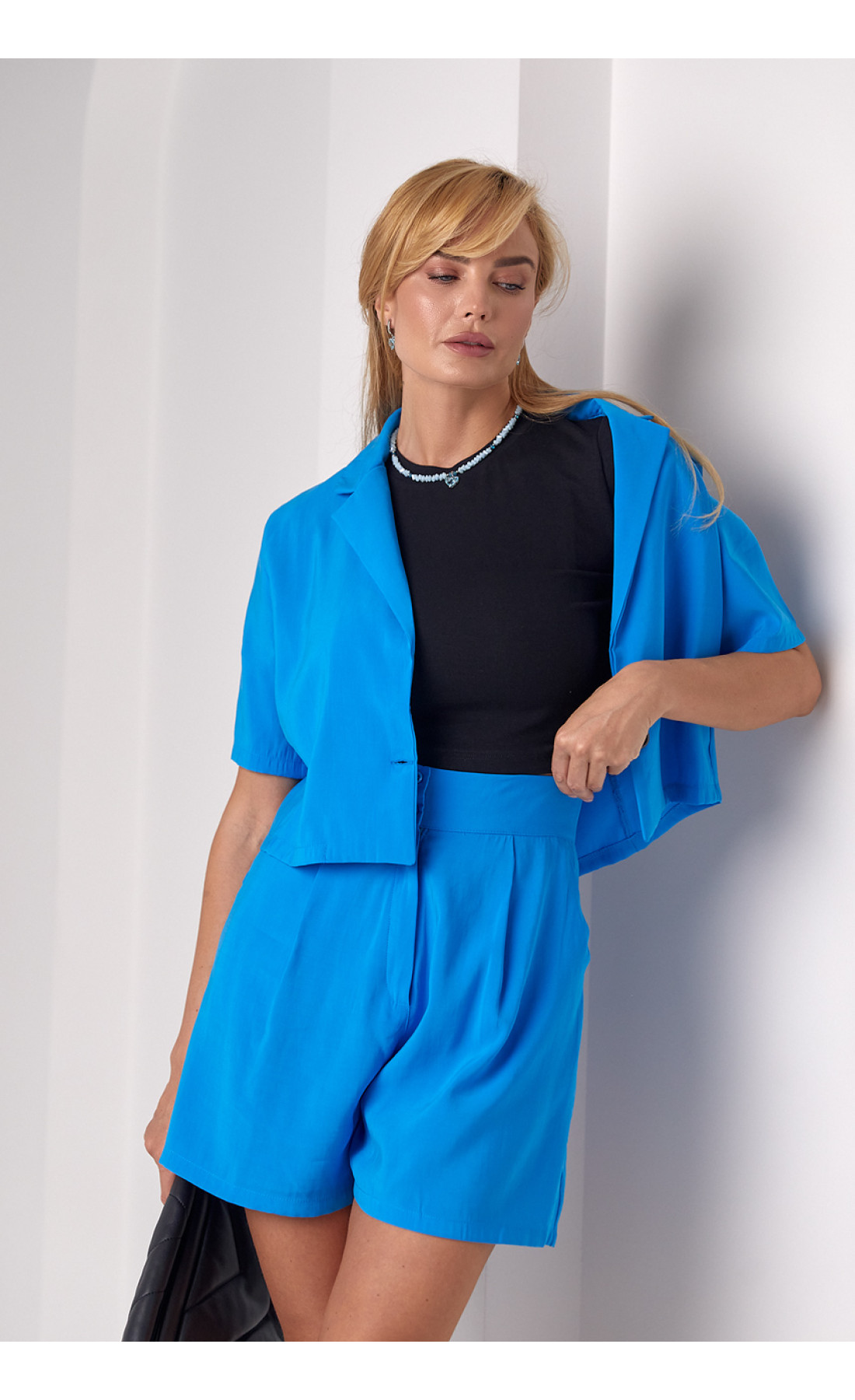 Літній жіночий костюм з жакетом та шортами  блакитний колір