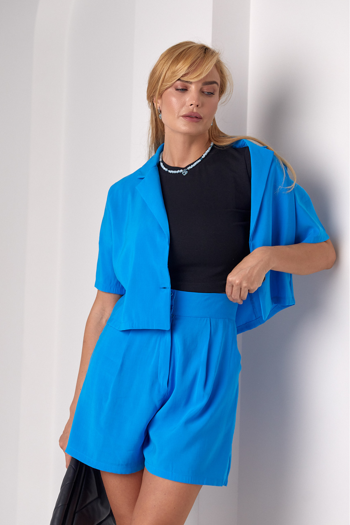 Літній жіночий костюм з жакетом та шортами  блакитний колір