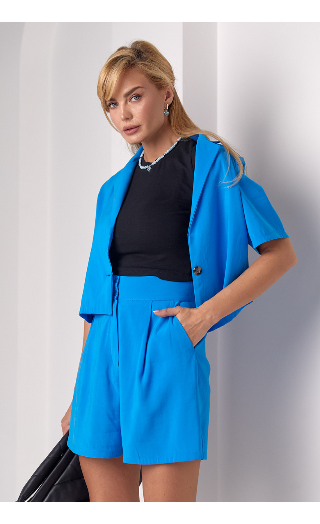 Літній жіночий костюм з жакетом та шортами  блакитний колір