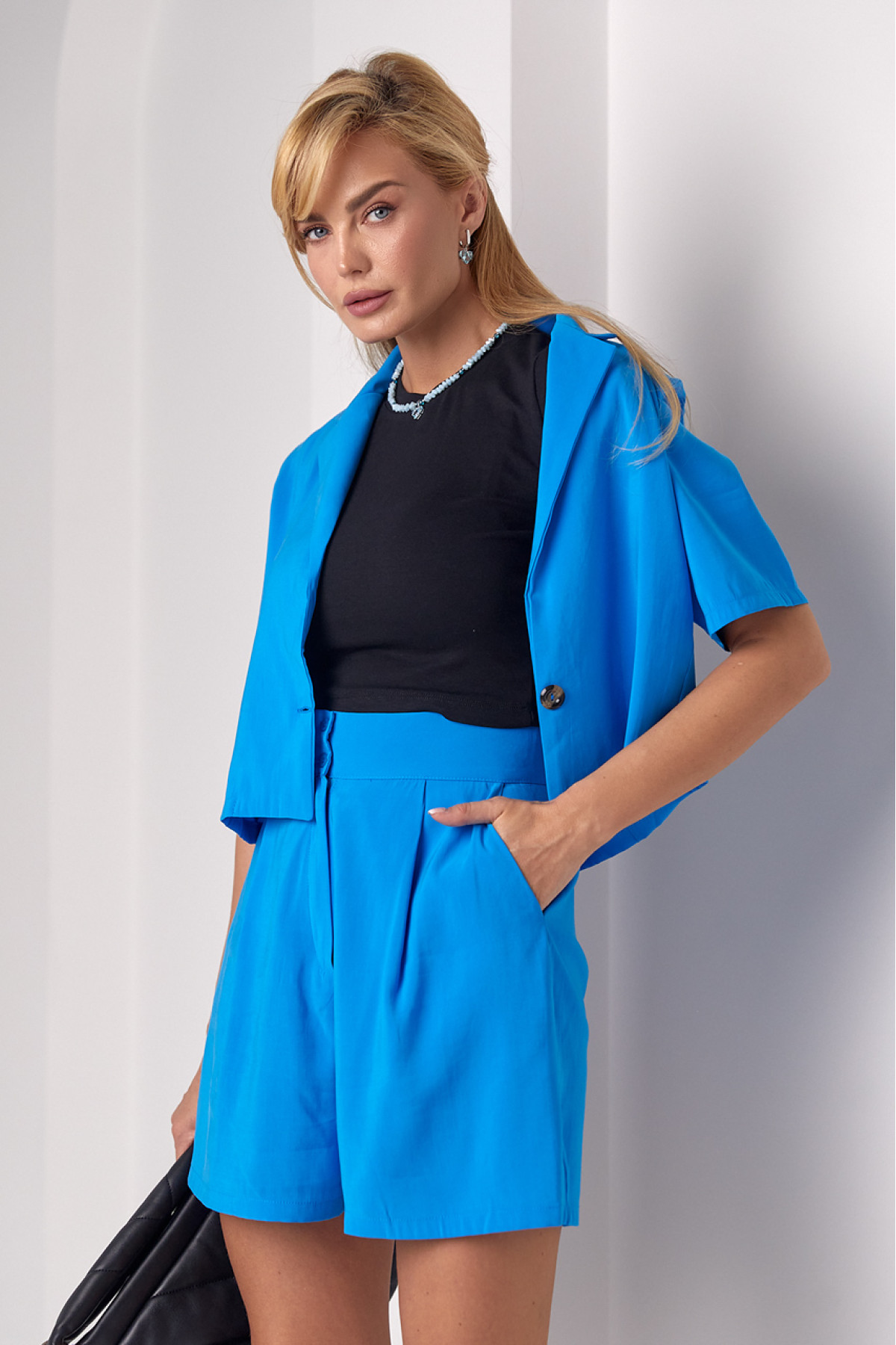 Літній жіночий костюм з жакетом та шортами  блакитний колір