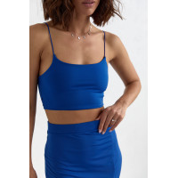 Літній костюм з топом на тонких бретелях та спідницею міді  синій колір