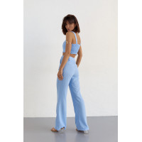 Жіночий бавовняний костюм із брюками та топом  блакитний колір