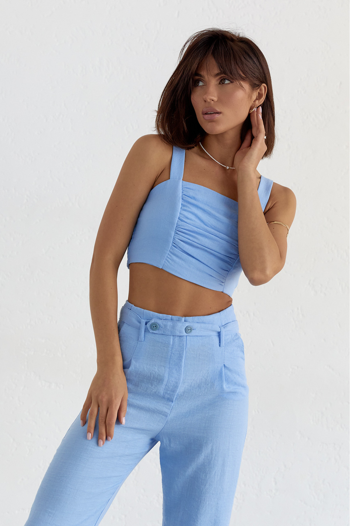 Жіночий бавовняний костюм із брюками та топом  блакитний колір