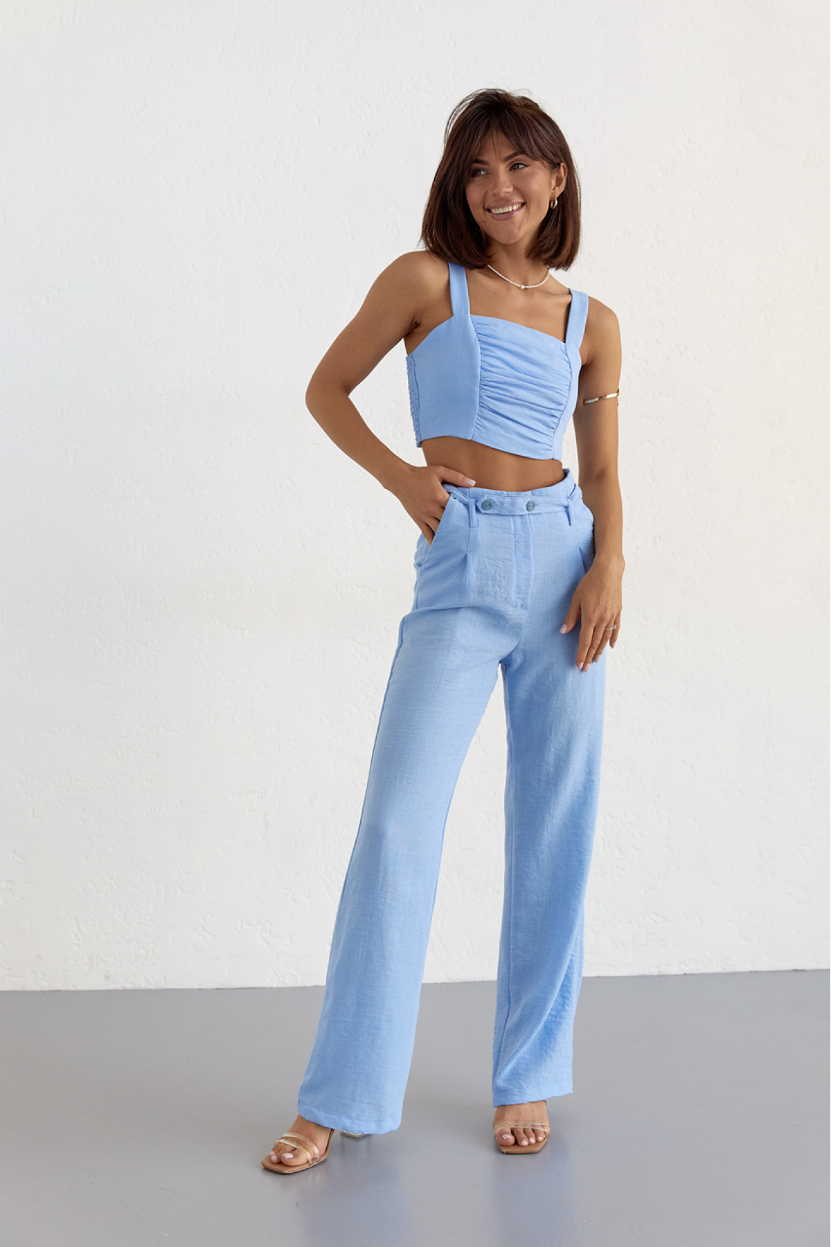 Жіночий бавовняний костюм із брюками та топом  блакитний колір