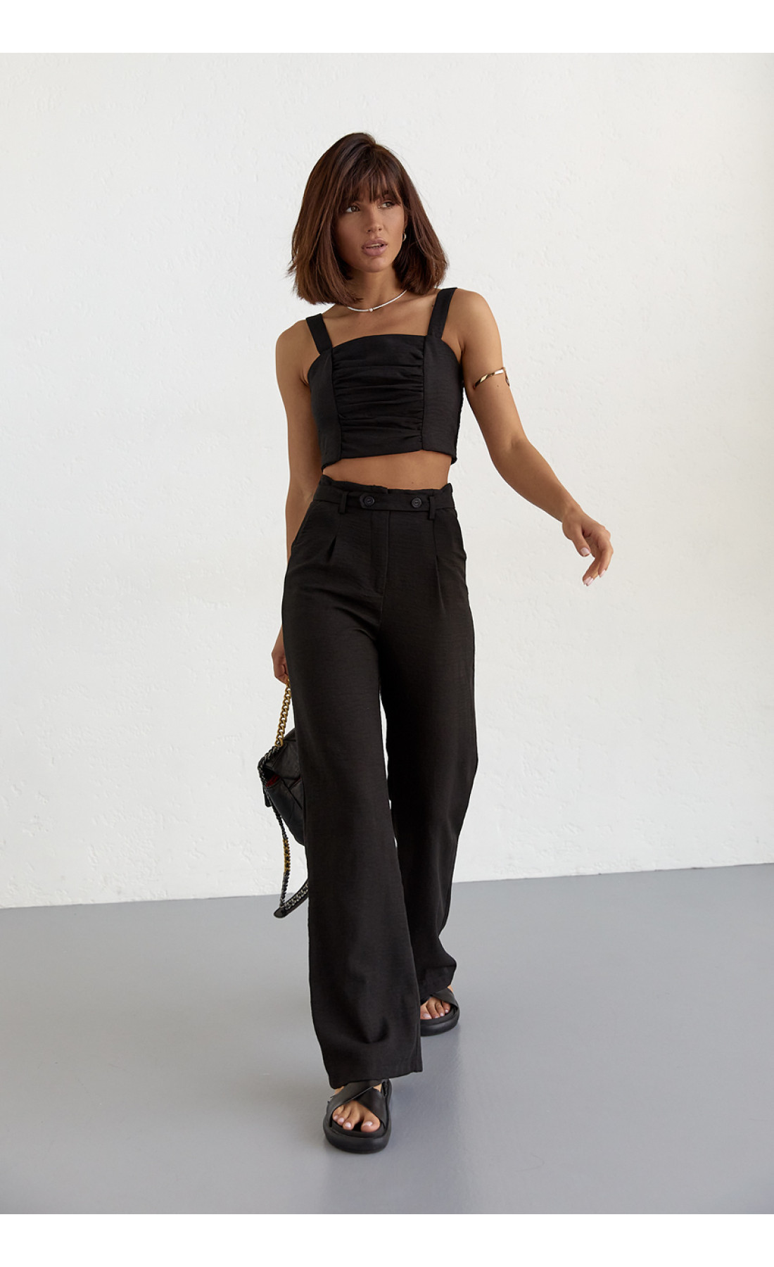 Жіночий бавовняний костюм із брюками та топом  чорний колір