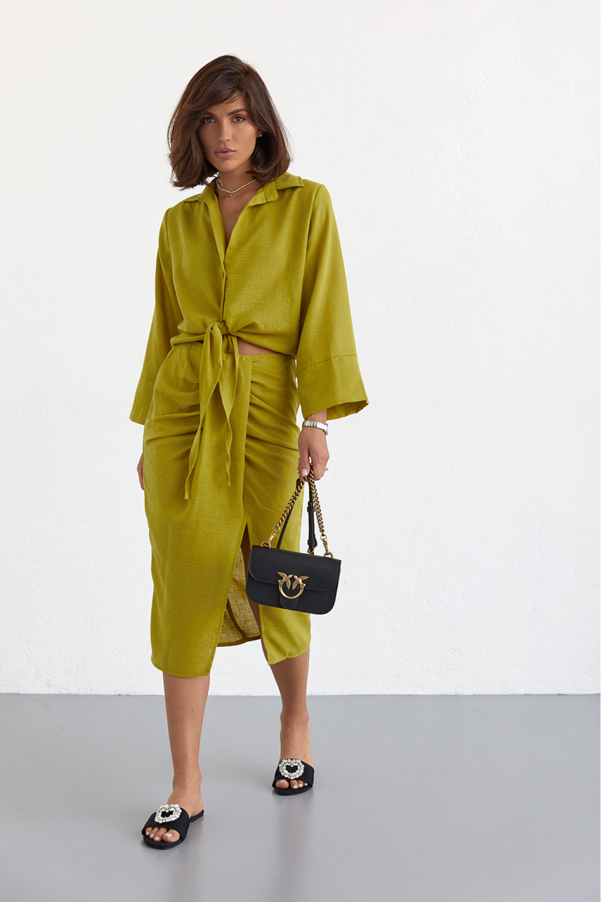 Літній спідничний костюм із блузою на зав'язках  гірчичний колір