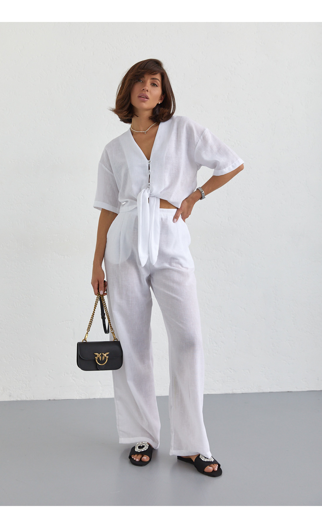 Жіночий літній костюм із брюками та блузкою на зав'язках  білий колір