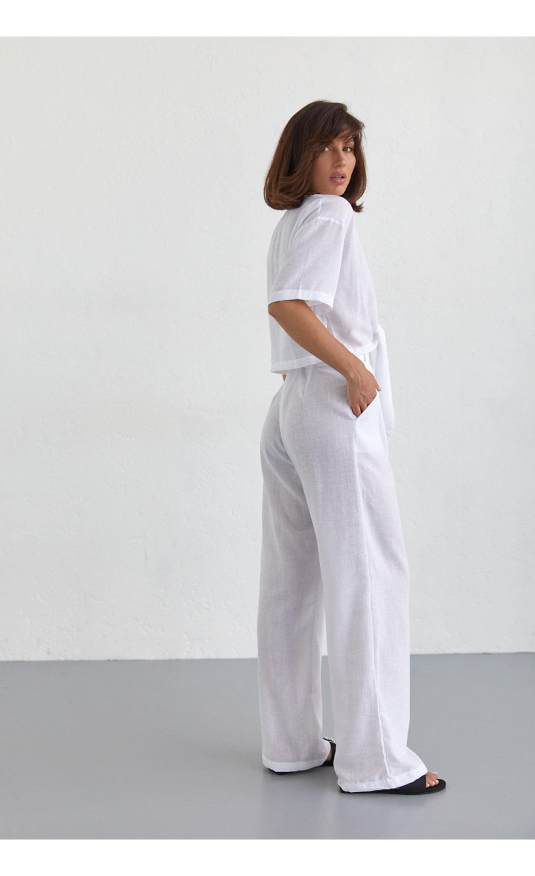 Жіночий літній костюм із брюками та блузкою на зав'язках  білий колір