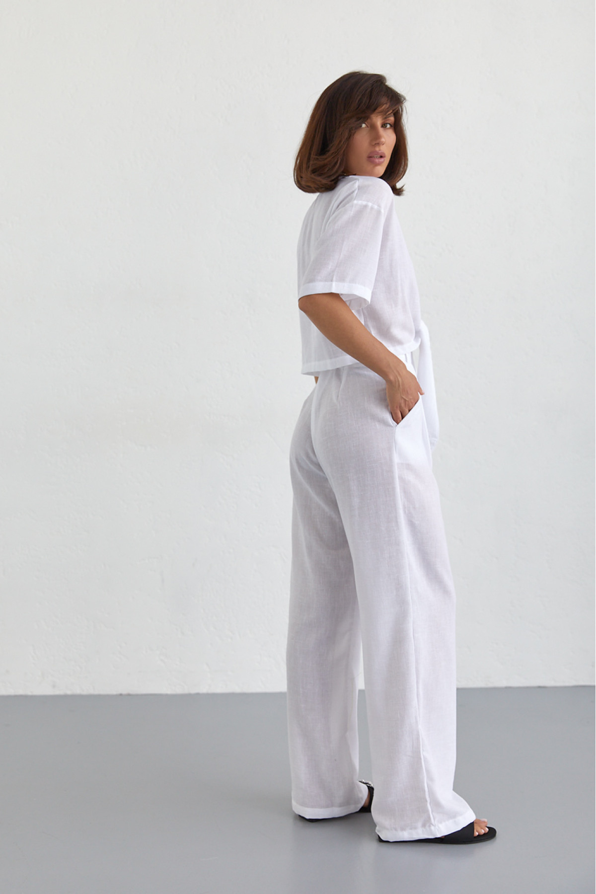 Жіночий літній костюм із брюками та блузкою на зав'язках  білий колір