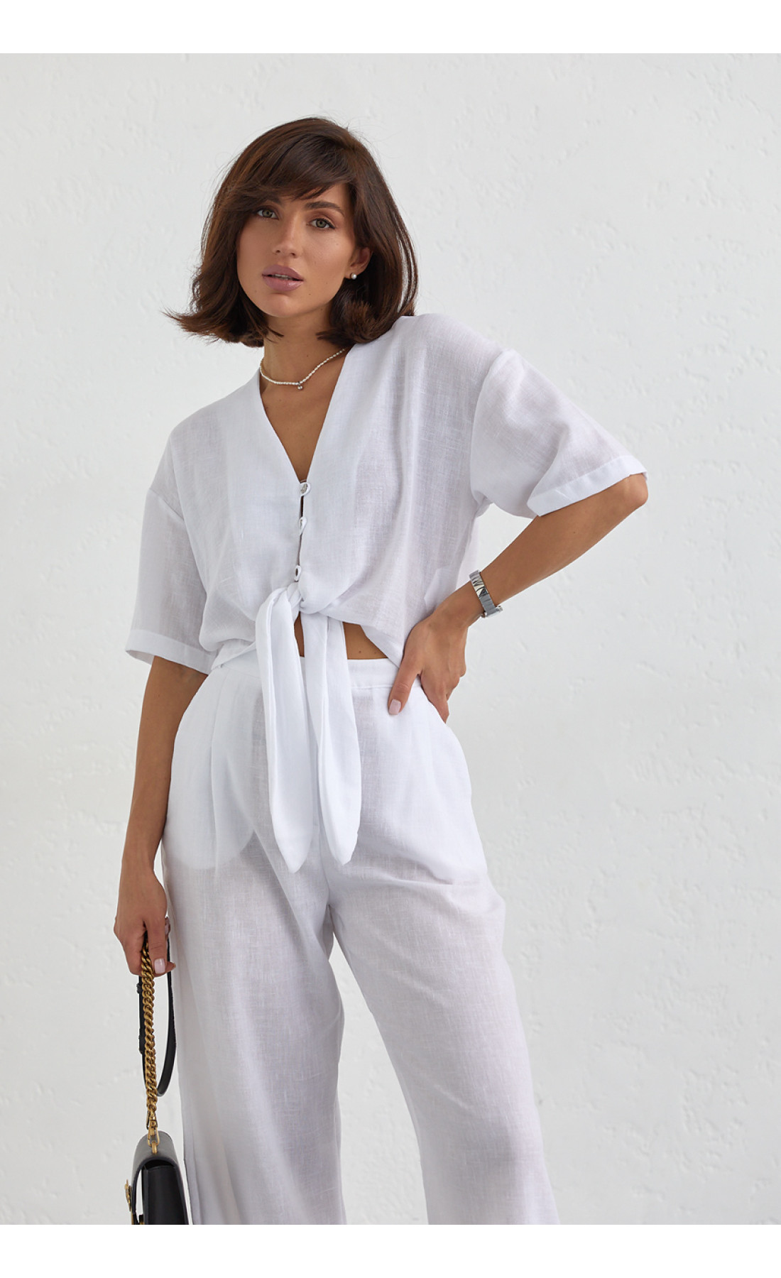 Жіночий літній костюм із брюками та блузкою на зав'язках  білий колір