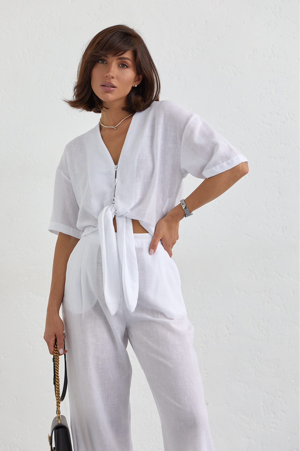 Жіночий літній костюм із брюками та блузкою на зав'язках  білий колір
