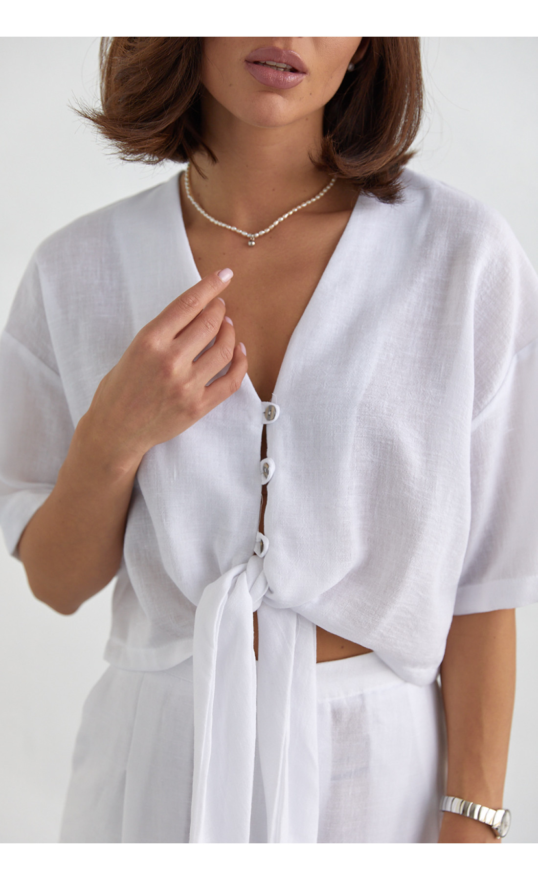 Жіночий літній костюм із брюками та блузкою на зав'язках  білий колір