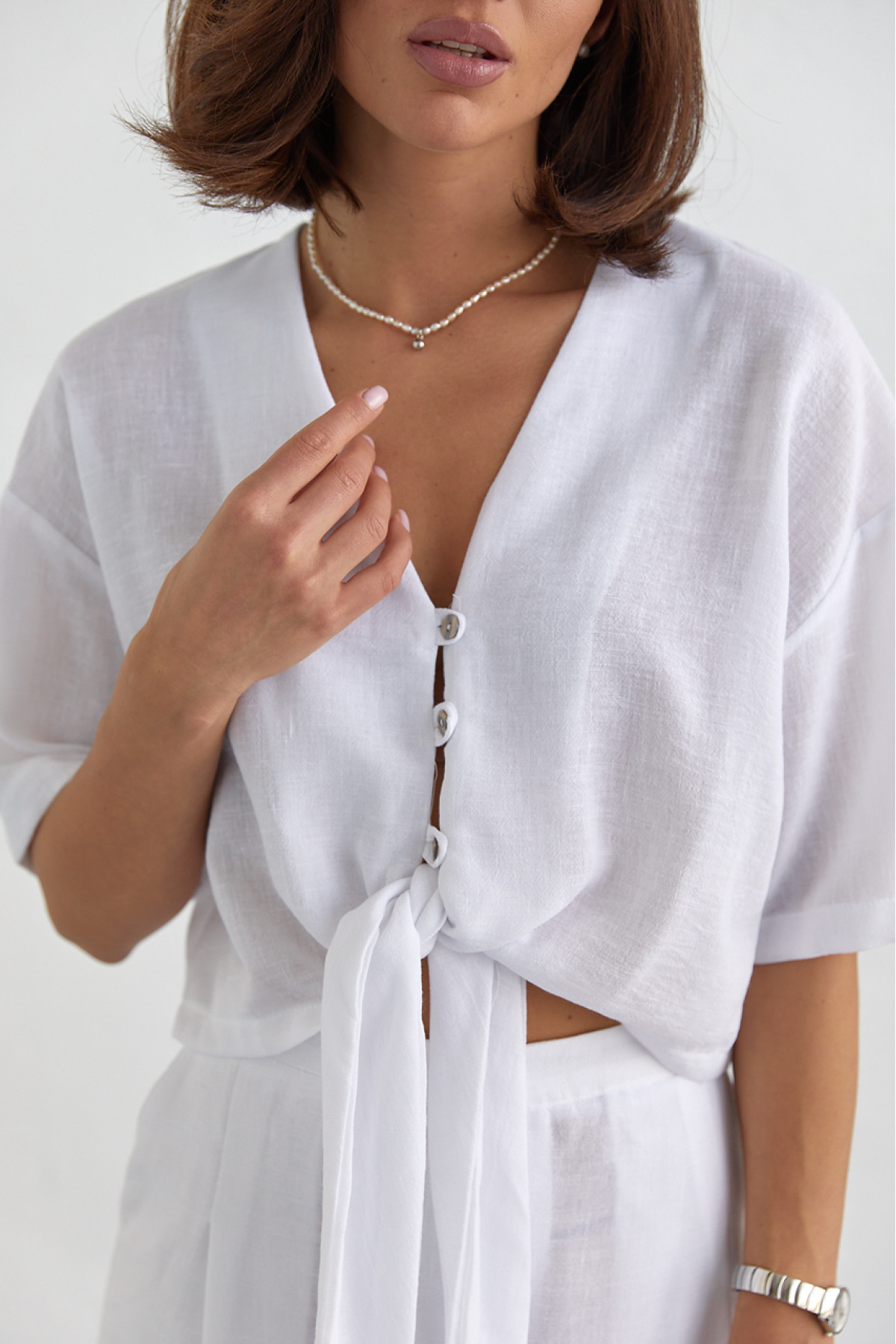 Жіночий літній костюм із брюками та блузкою на зав'язках  білий колір