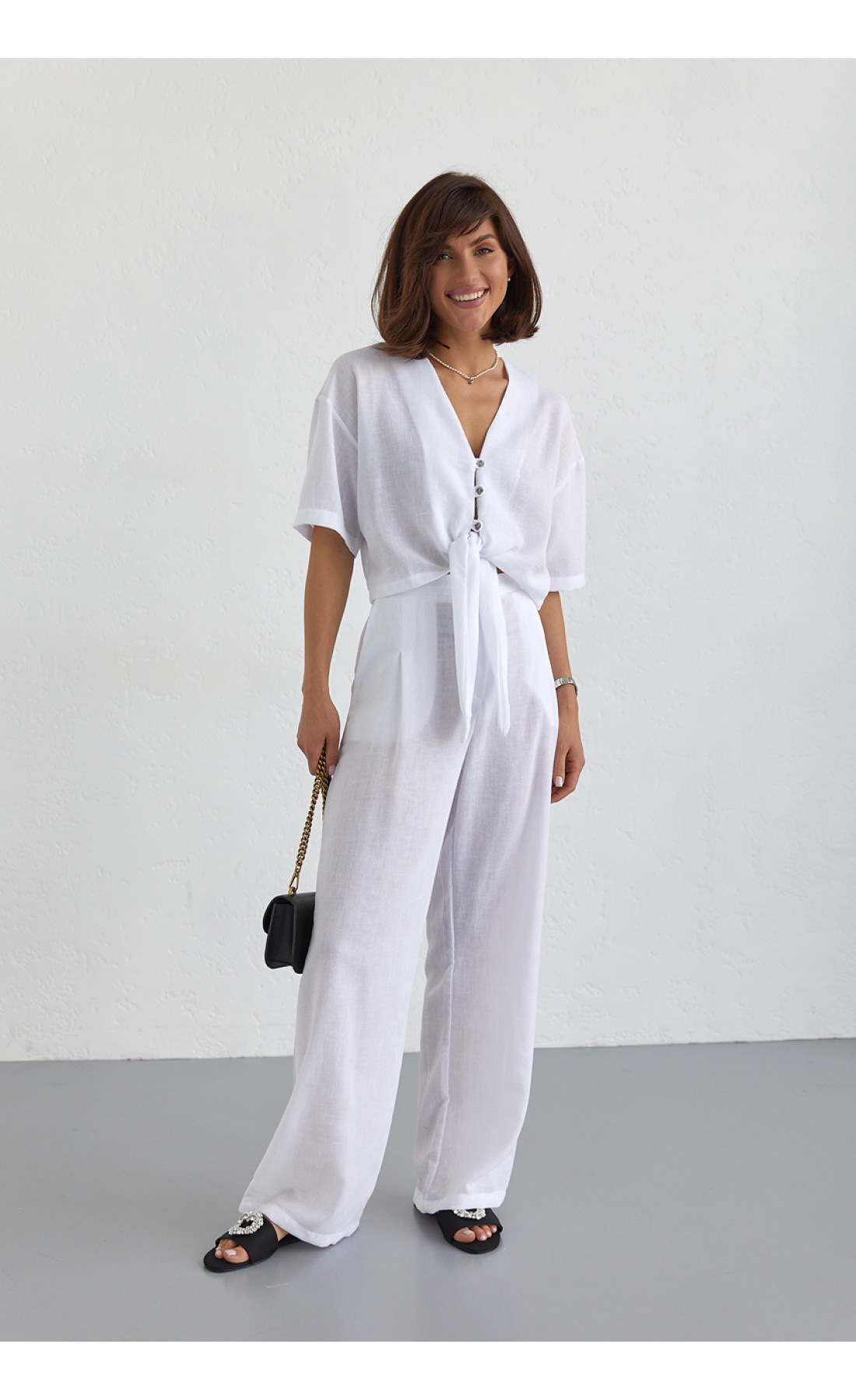 Жіночий літній костюм із брюками та блузкою на зав'язках  білий колір
