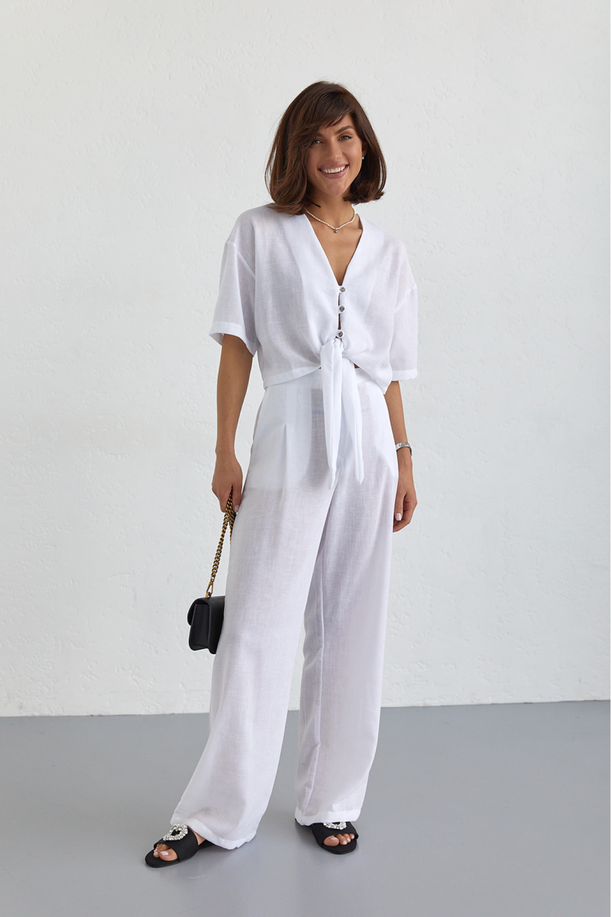 Жіночий літній костюм із брюками та блузкою на зав'язках  білий колір
