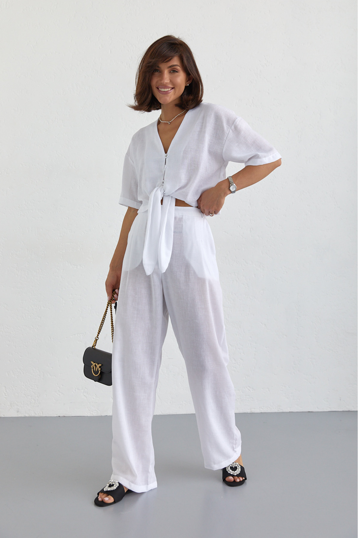 Жіночий літній костюм із брюками та блузкою на зав'язках  білий колір