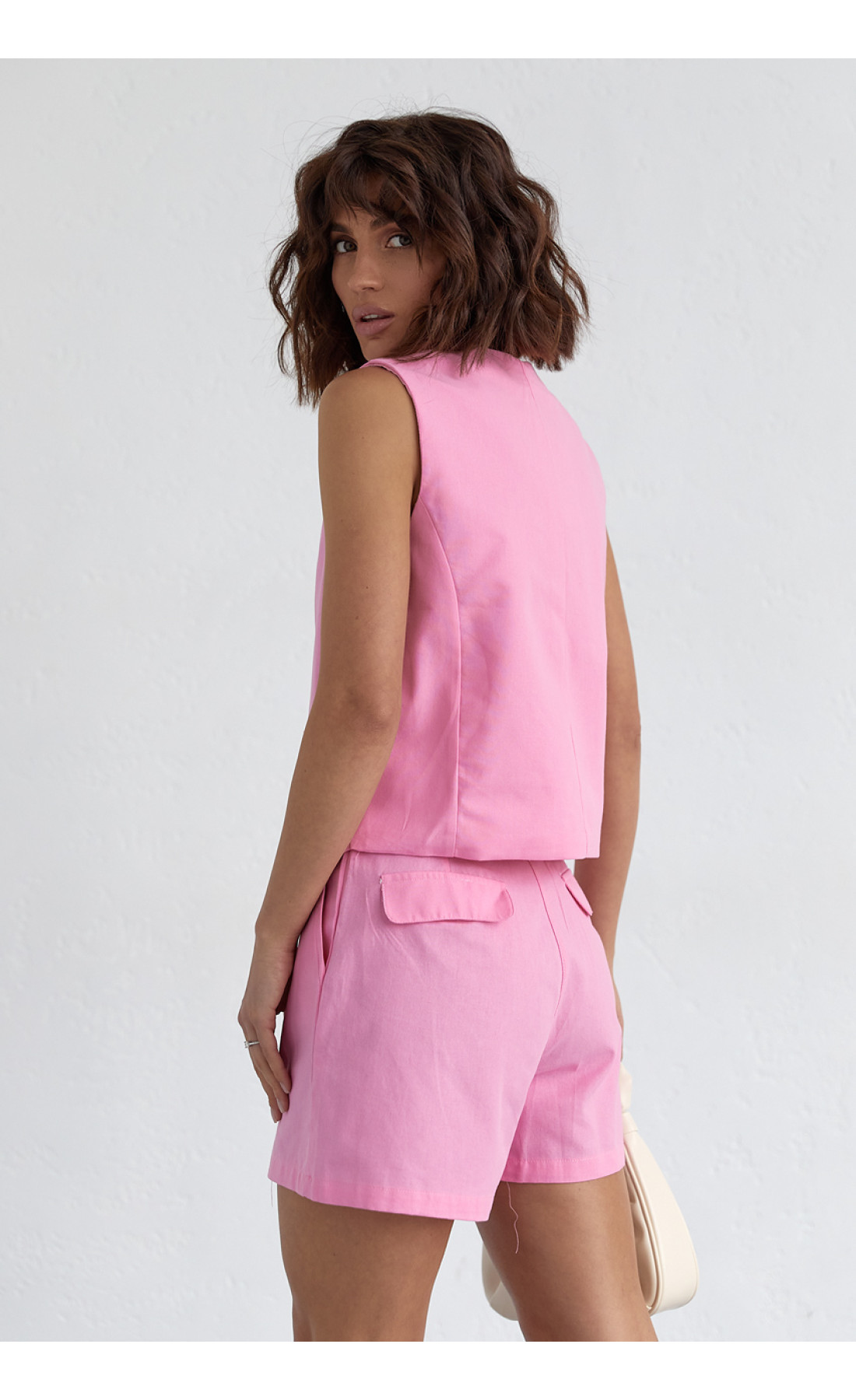 Жіночий костюм із шортами та жилеткою  рожевий колір
