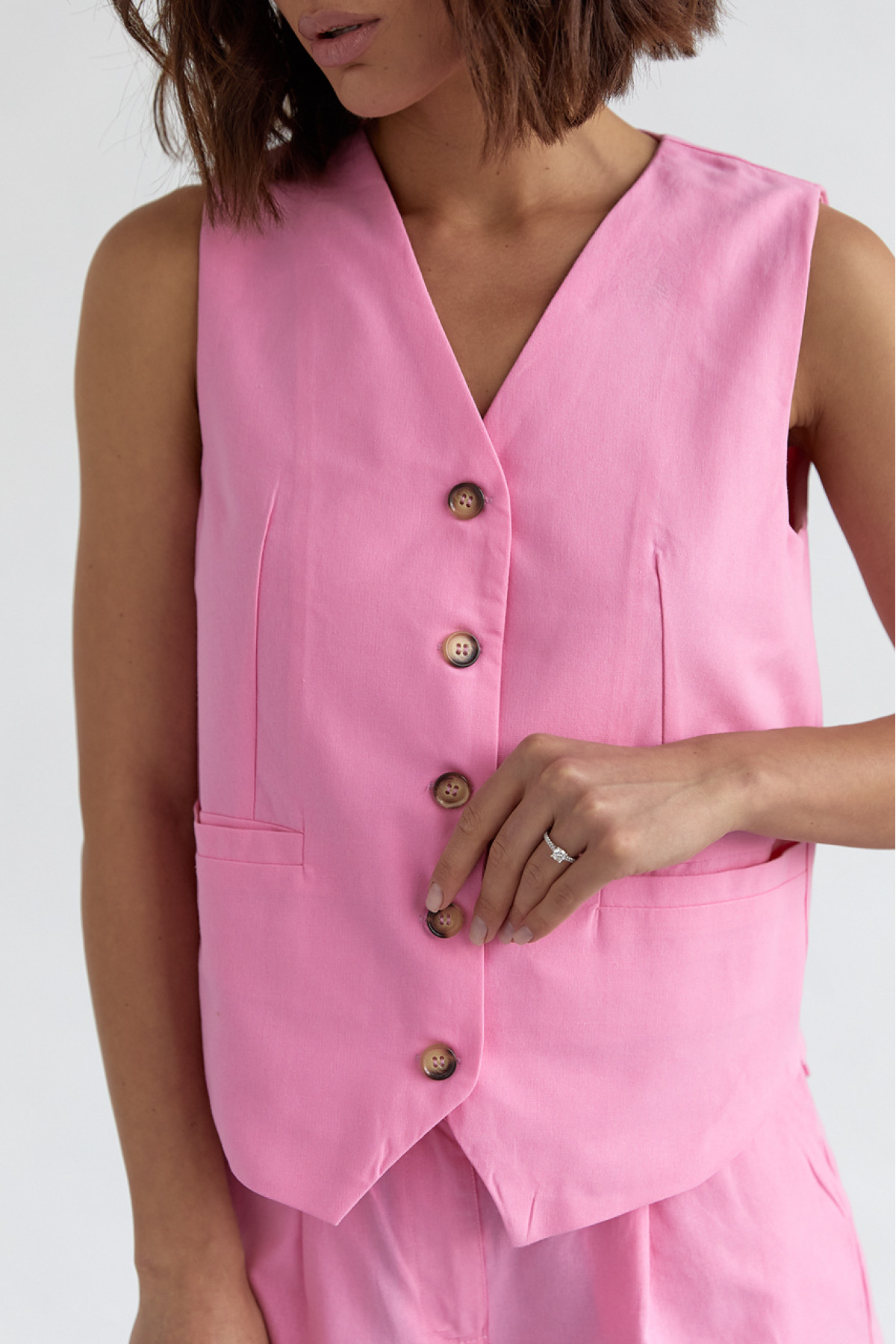 Жіночий костюм із шортами та жилеткою  рожевий колір