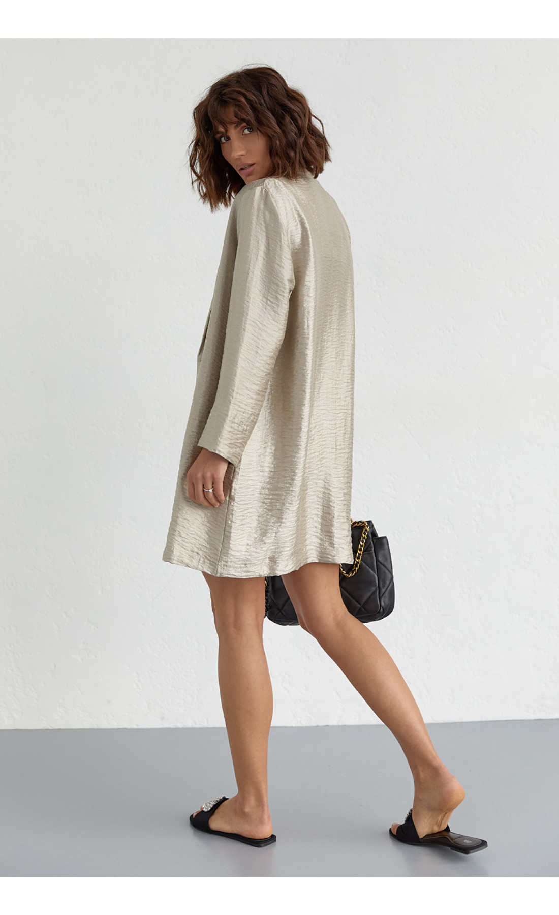 Жіночий костюм з подовженим піджаком та шортами  бежевий колір