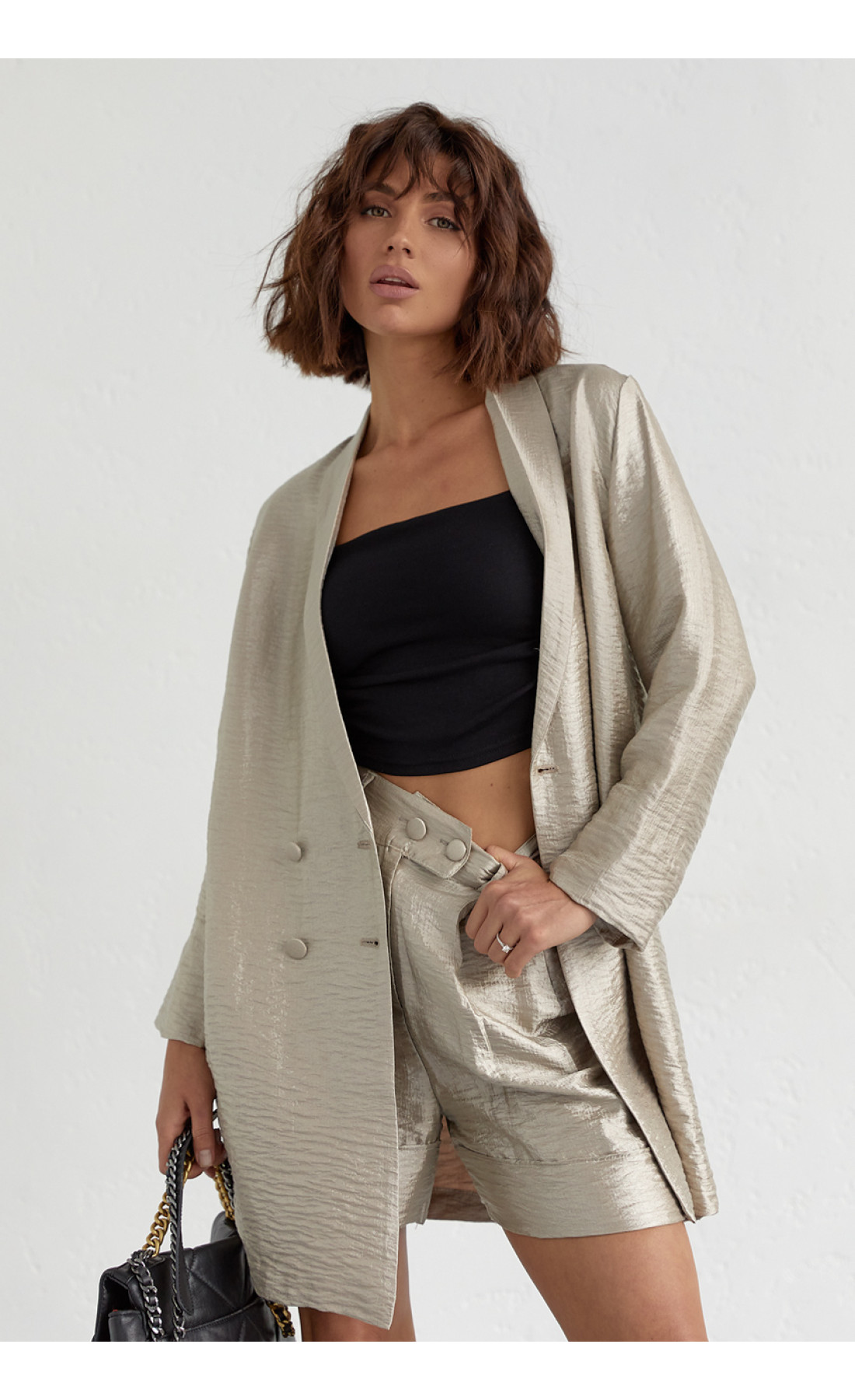 Жіночий костюм з подовженим піджаком та шортами  бежевий колір