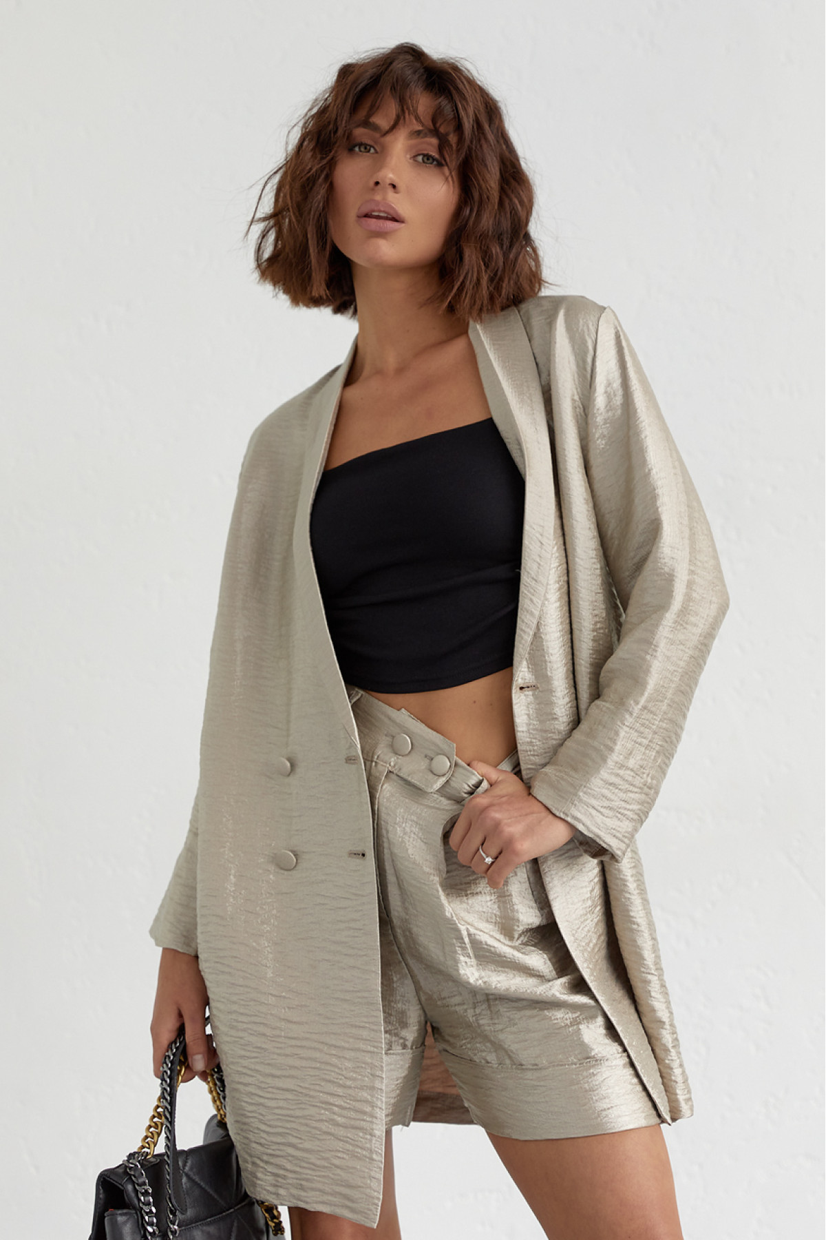 Жіночий костюм з подовженим піджаком та шортами  бежевий колір